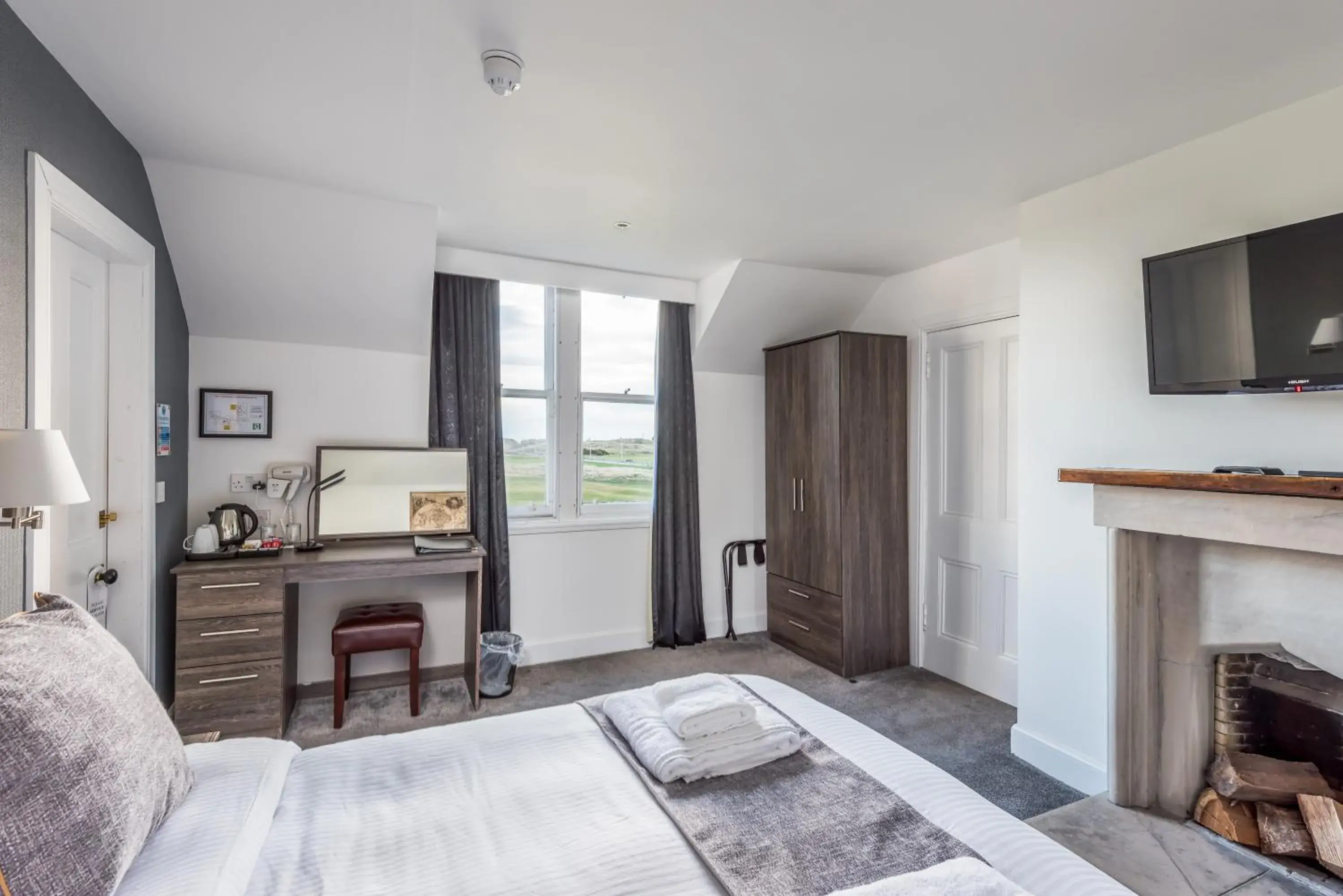 King Room in Grey Harlings Rooms King Room in Grey Harlings Rooms