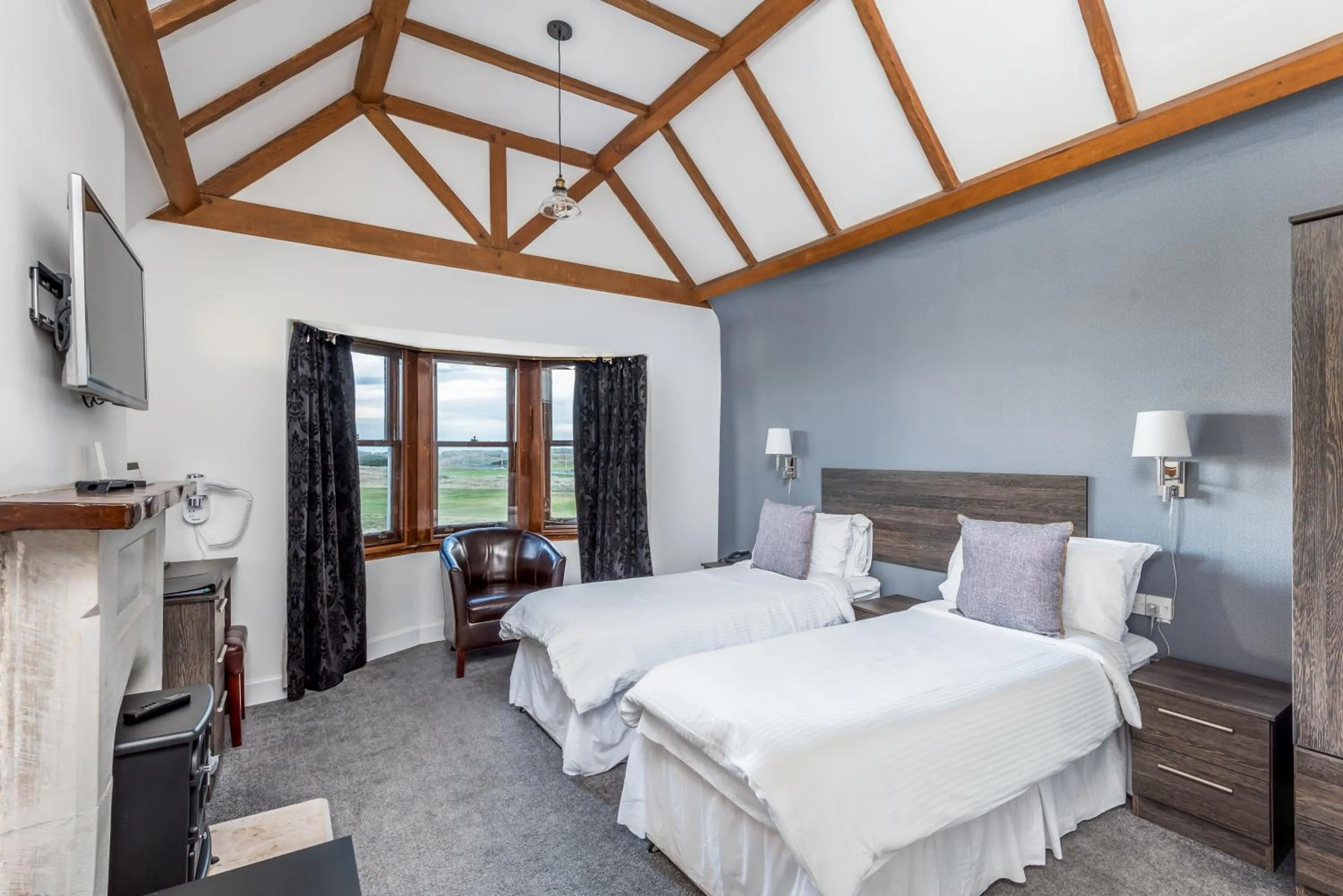 Bed in Grey Harlings Rooms