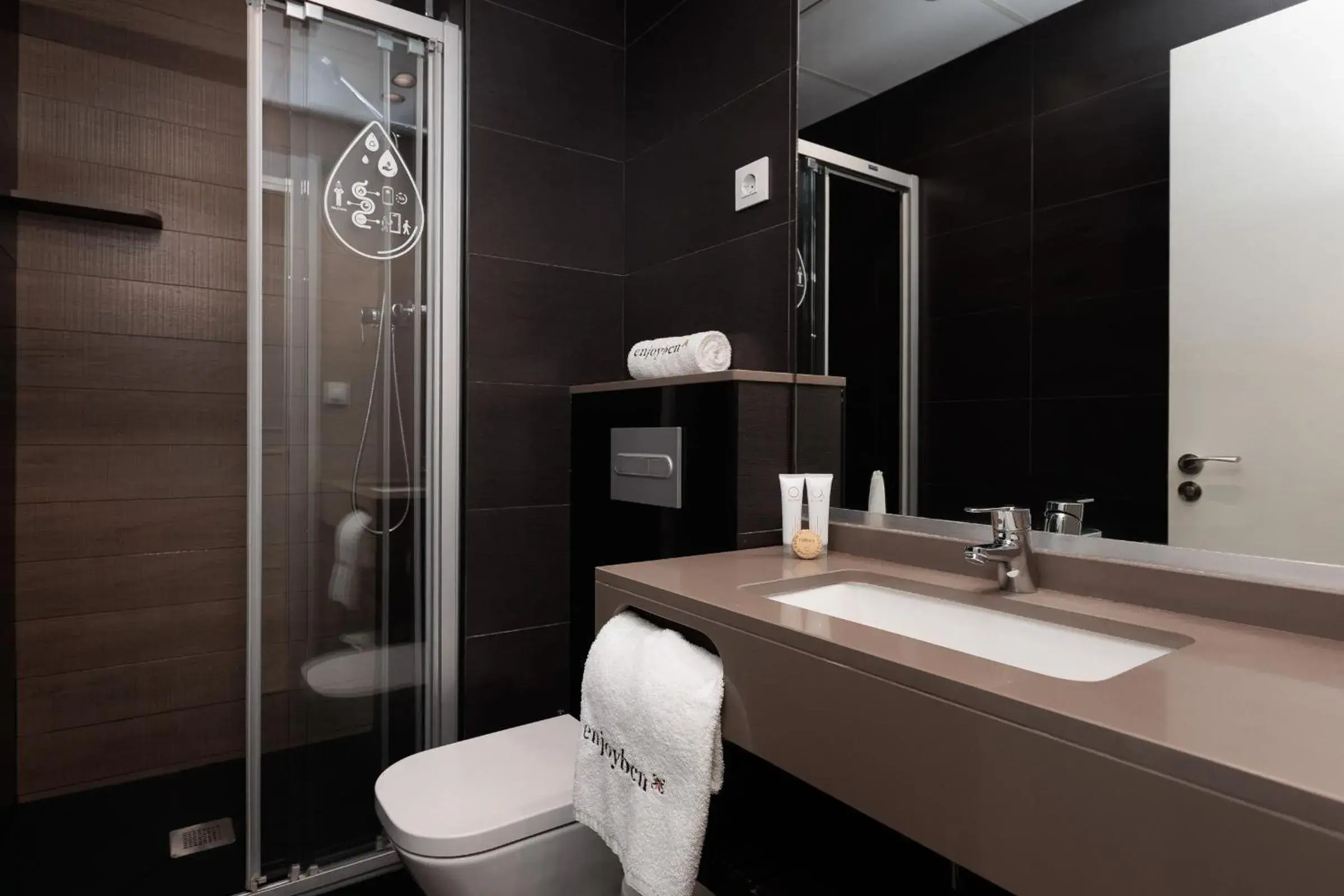 Three-Bedroom Apartment with View in Enjoybcn Miro Apartments Three-Bedroom Apartment with View in Enjoybcn Miro Apartments