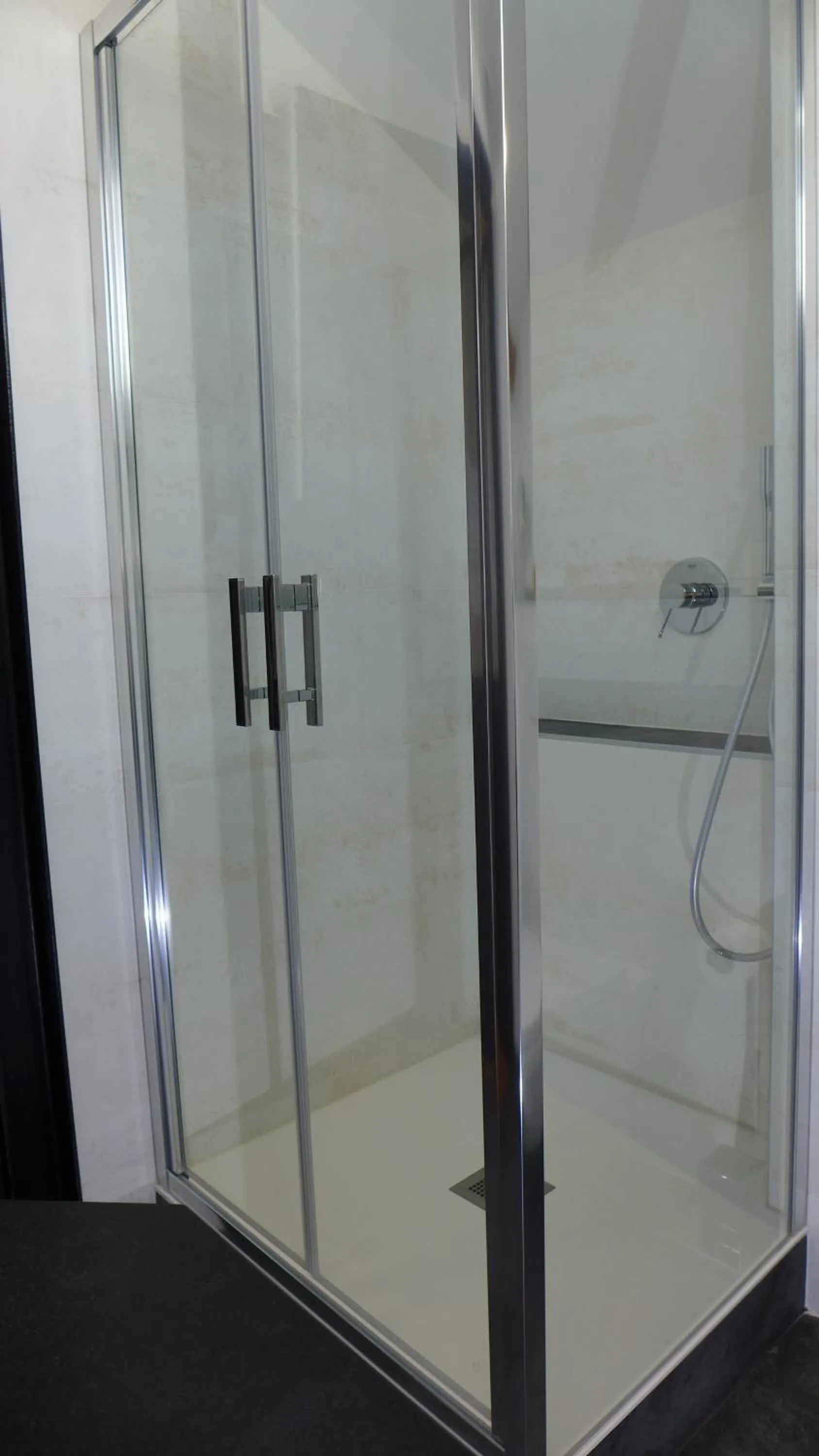 Shower in Les Versaillaises