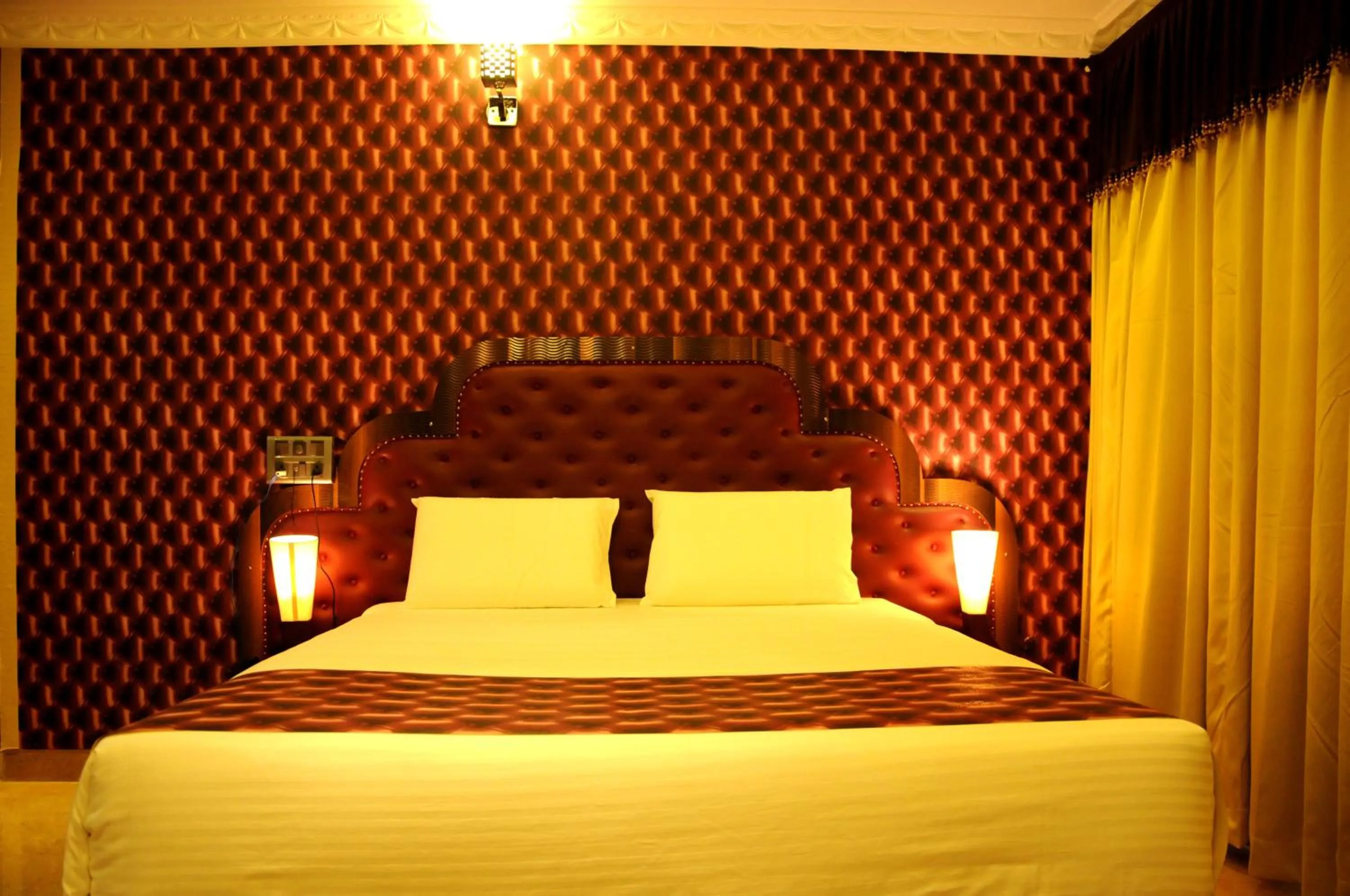 Bed in Jal Mahal Resort and Spa