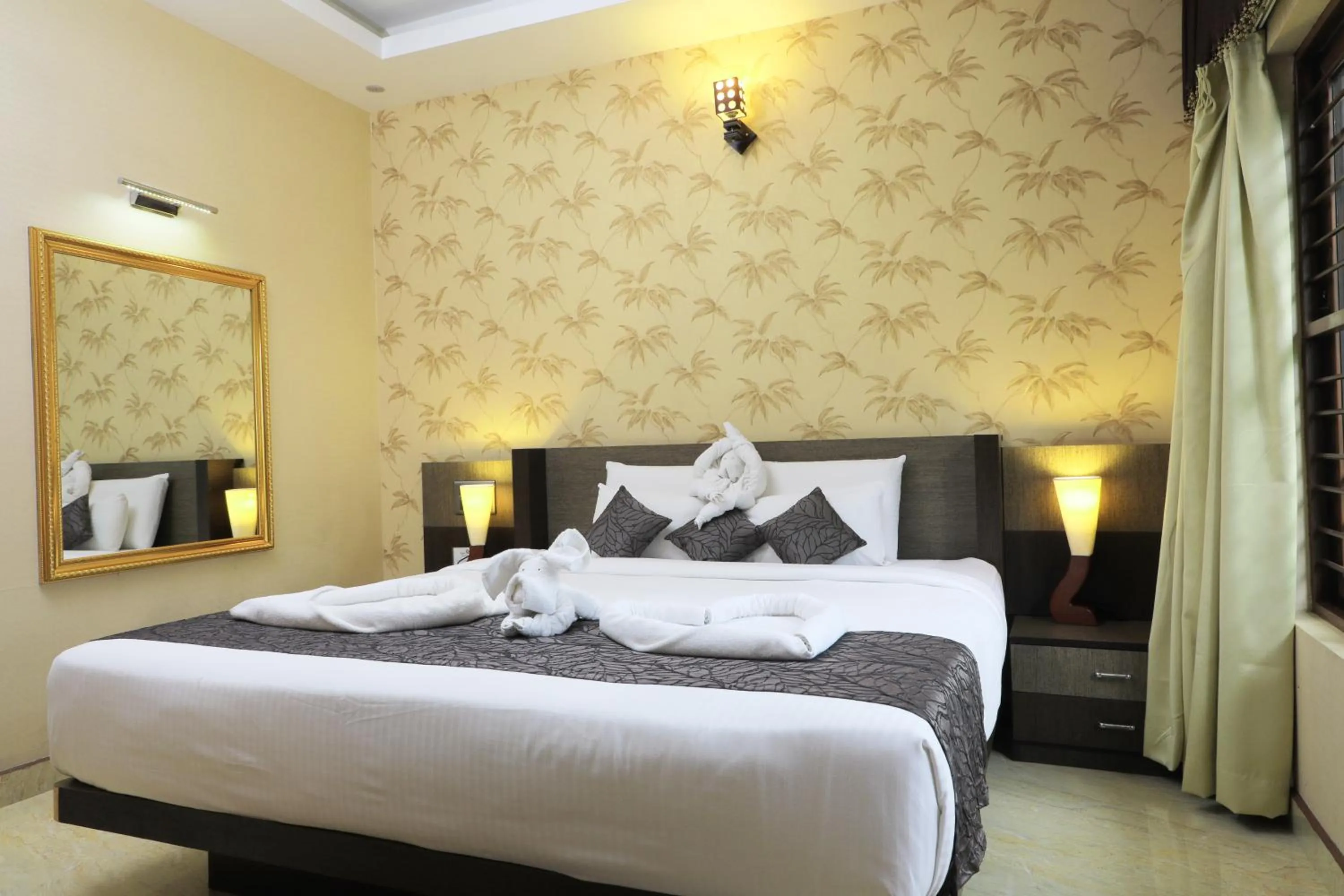 Bed in Jal Mahal Resort and Spa