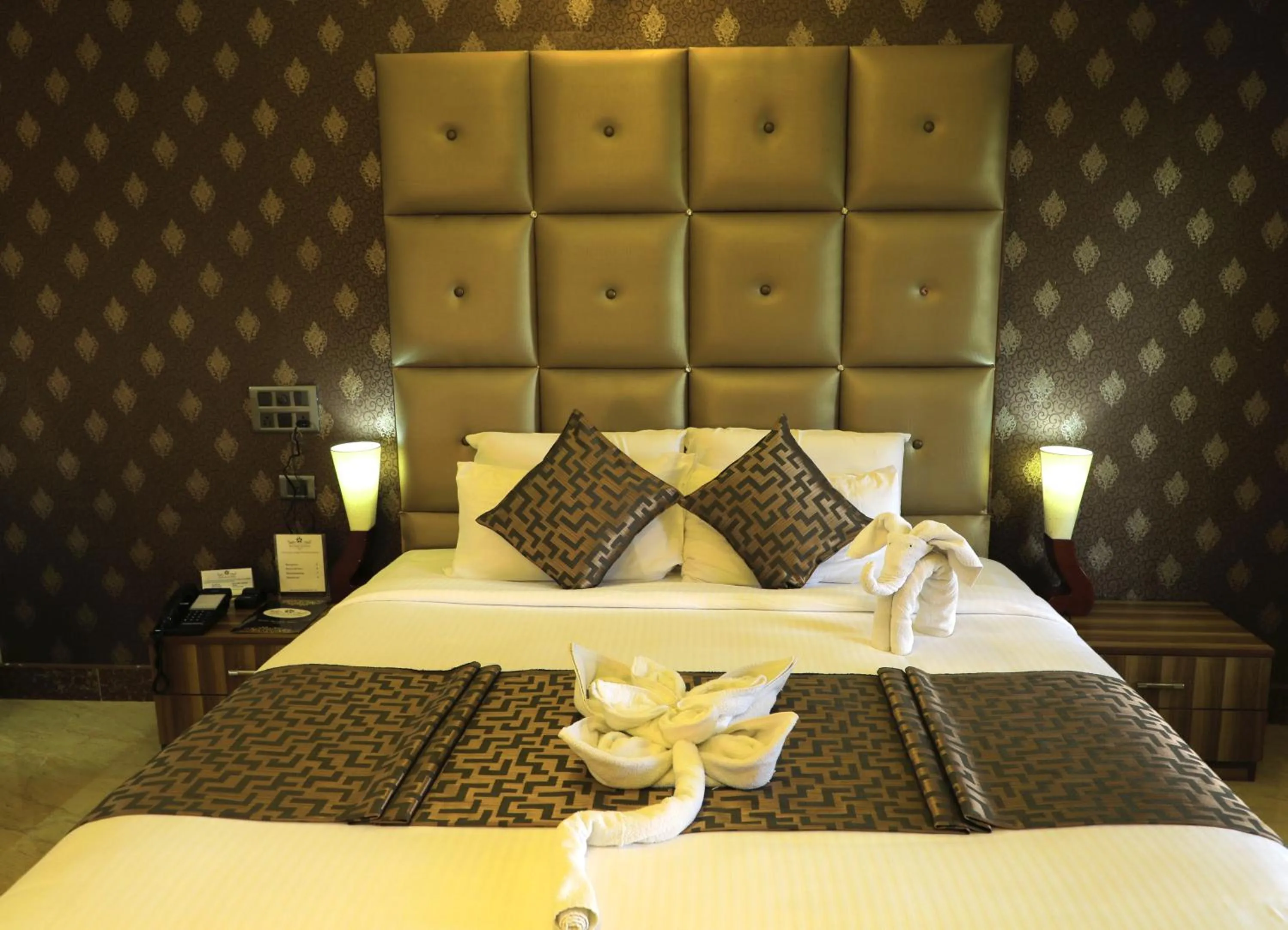 Bed in Jal Mahal Resort and Spa