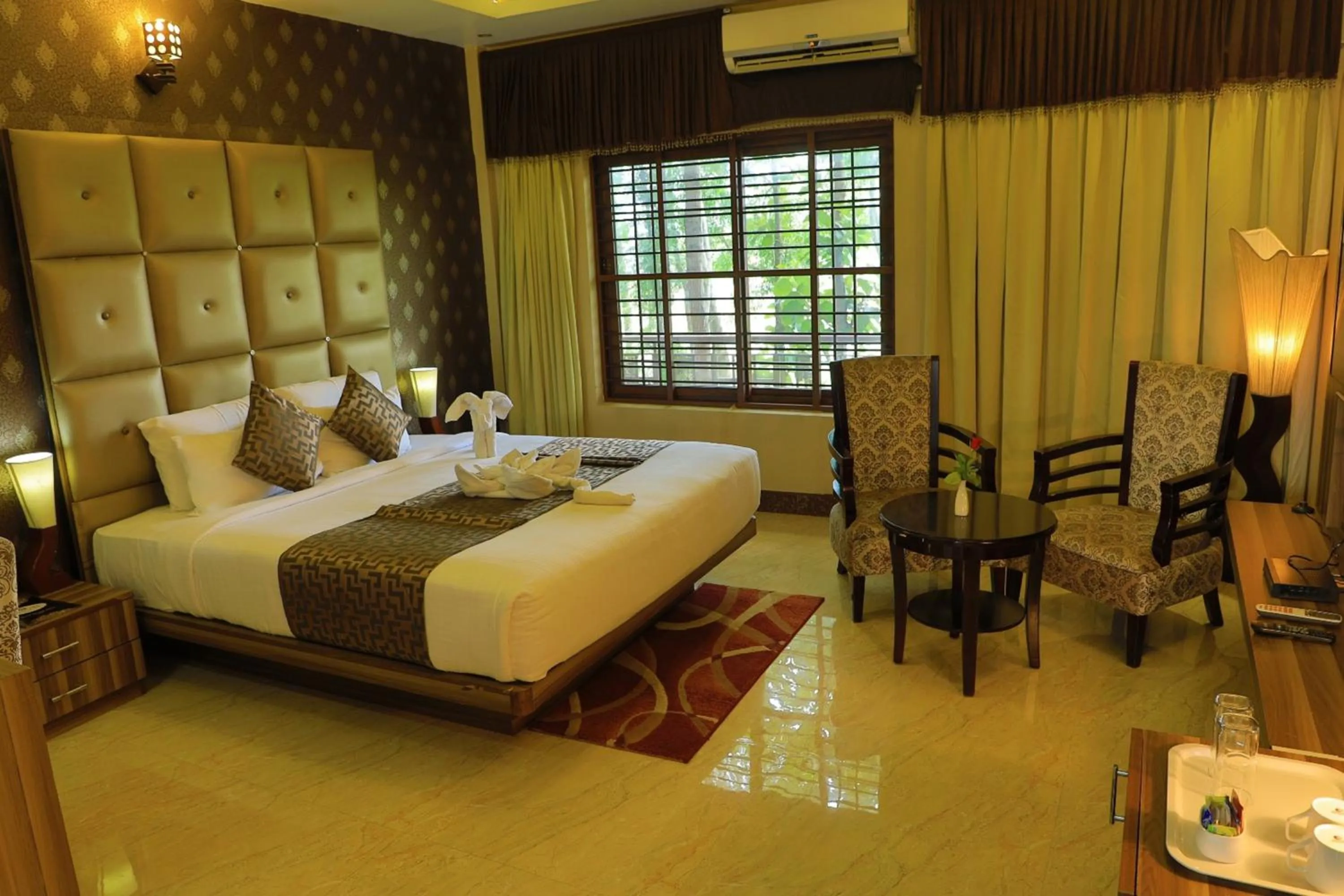Bedroom, Bed in Jal Mahal Resort and Spa