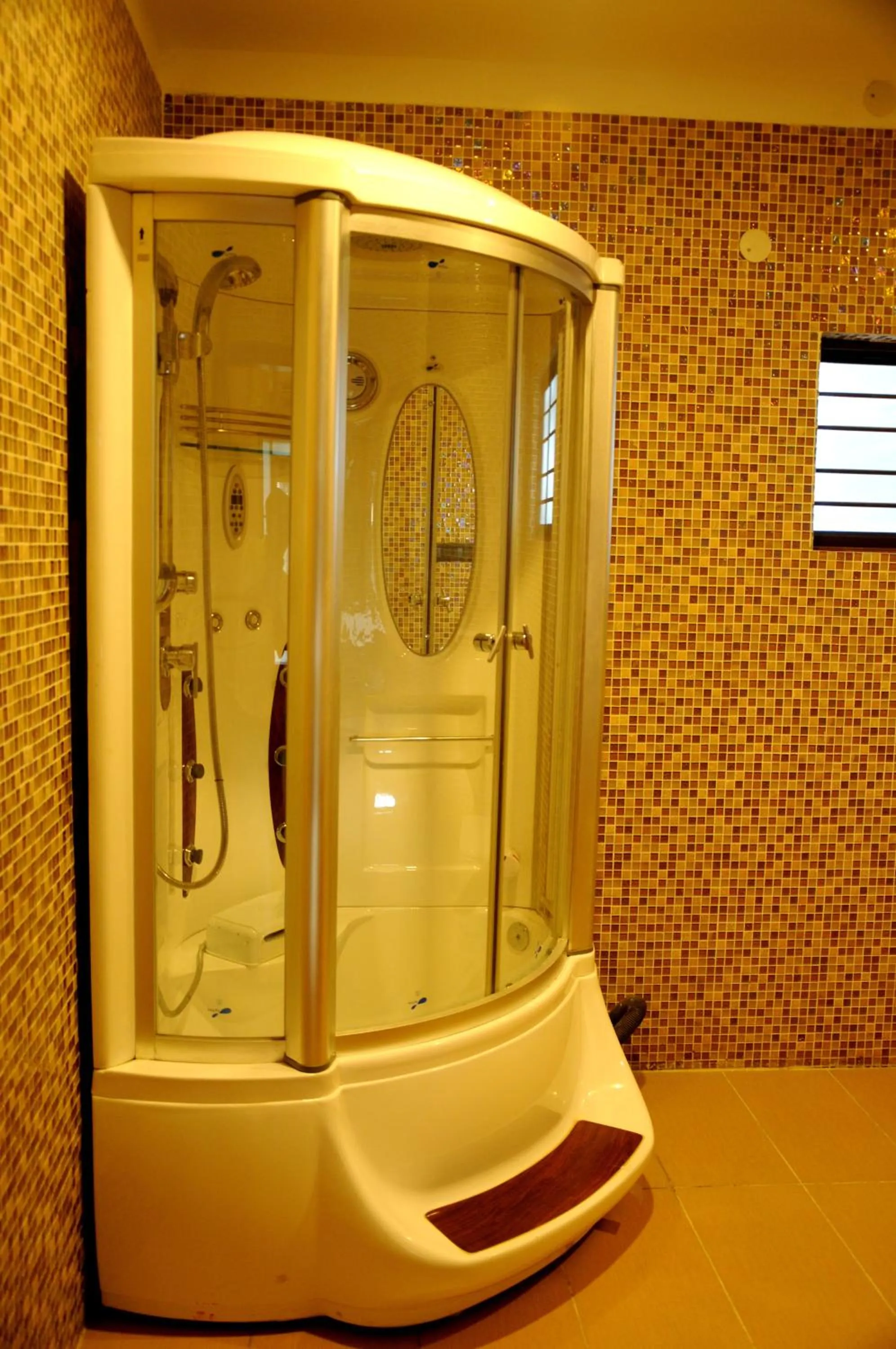 Shower in Jal Mahal Resort and Spa