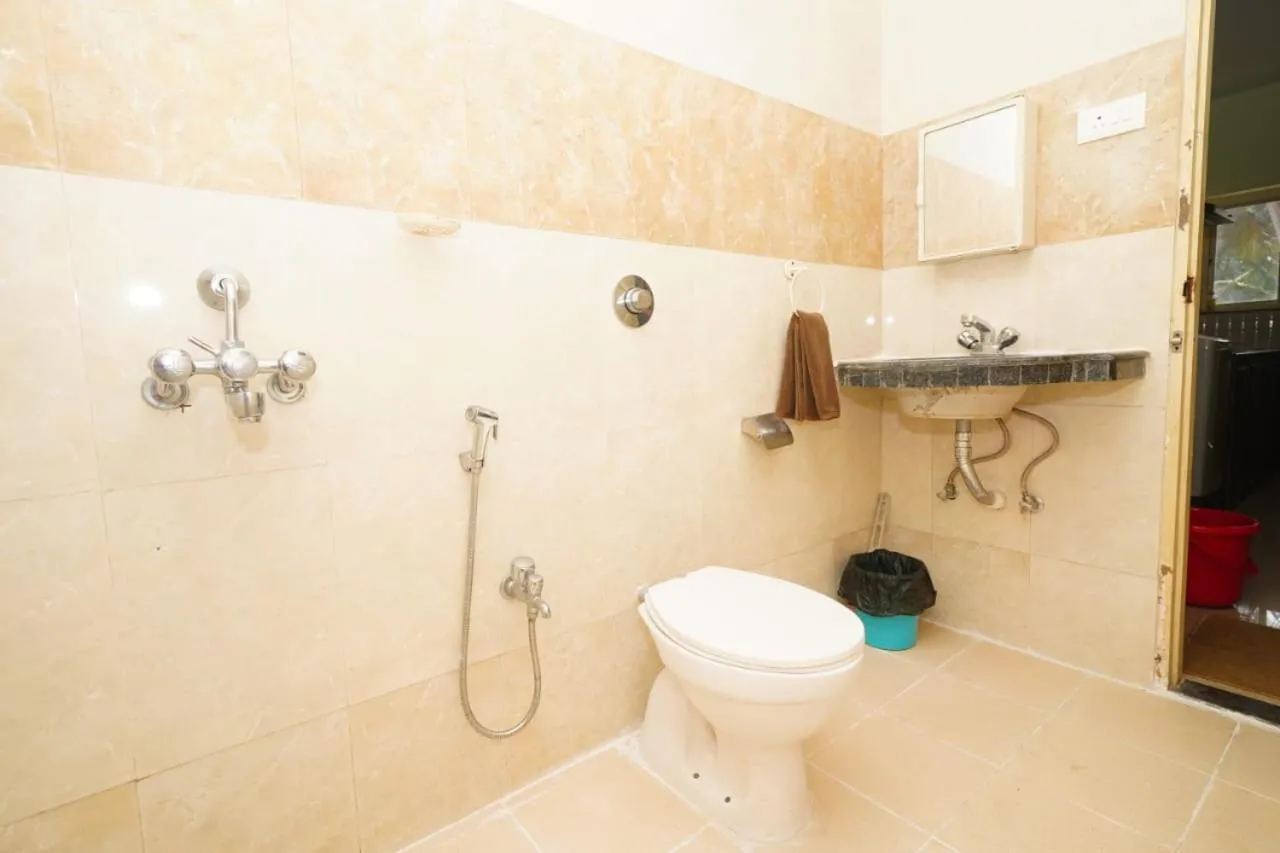Toilet in Four Seasons Guesthouse