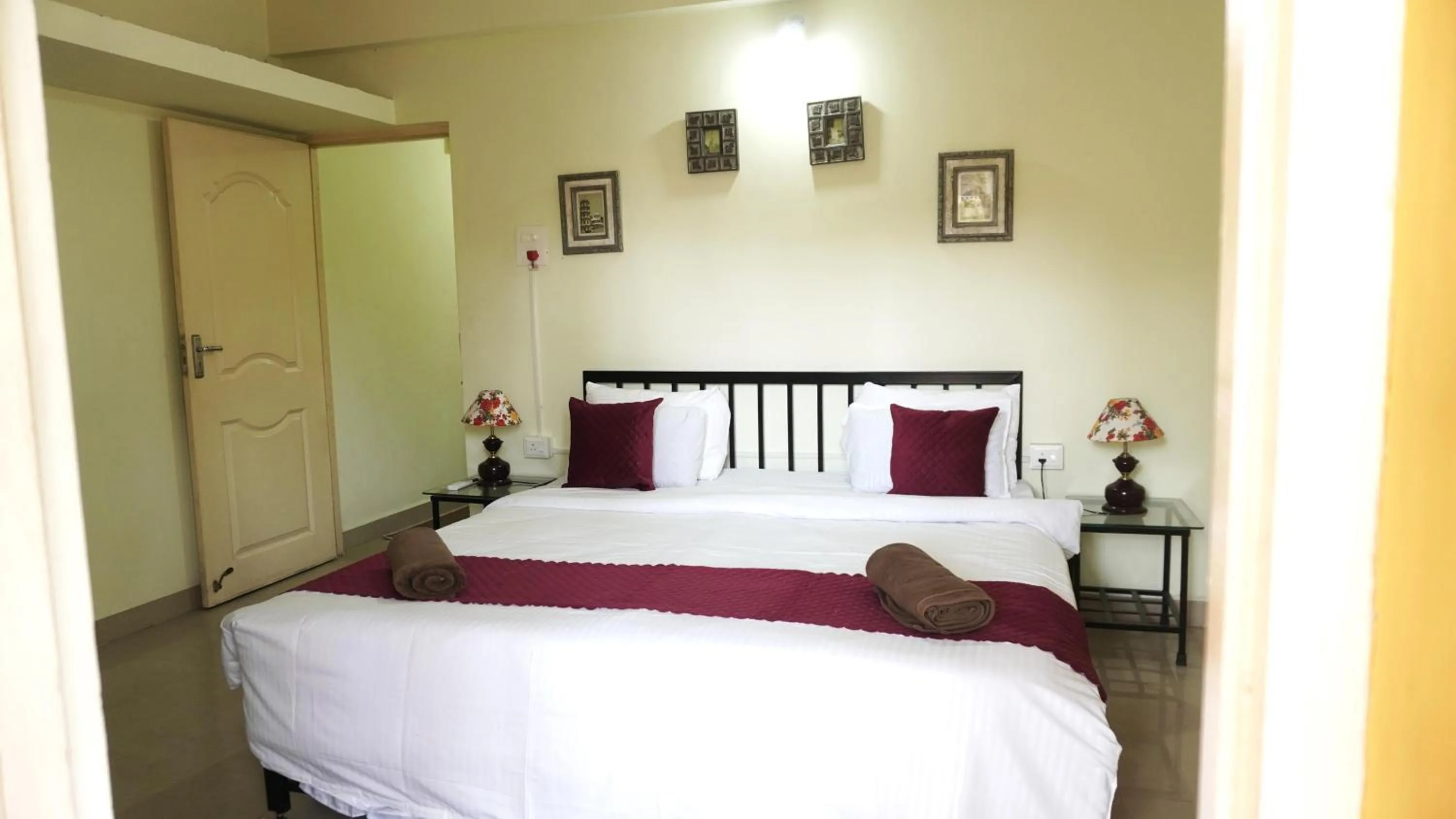 Bed in Four Seasons Guesthouse