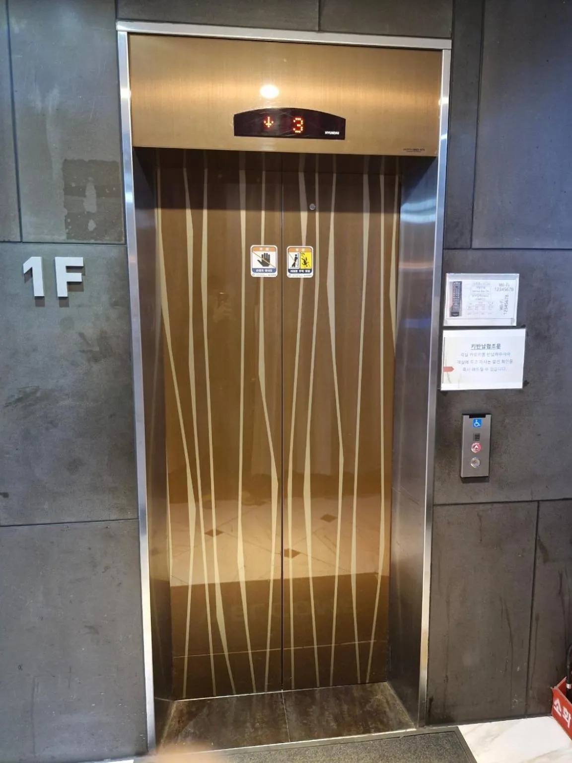 elevator in Shinchon Y Hotel