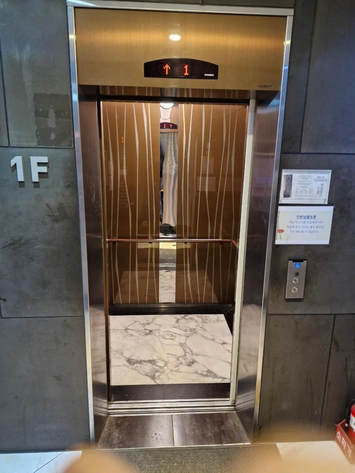 elevator in Shinchon Y Hotel