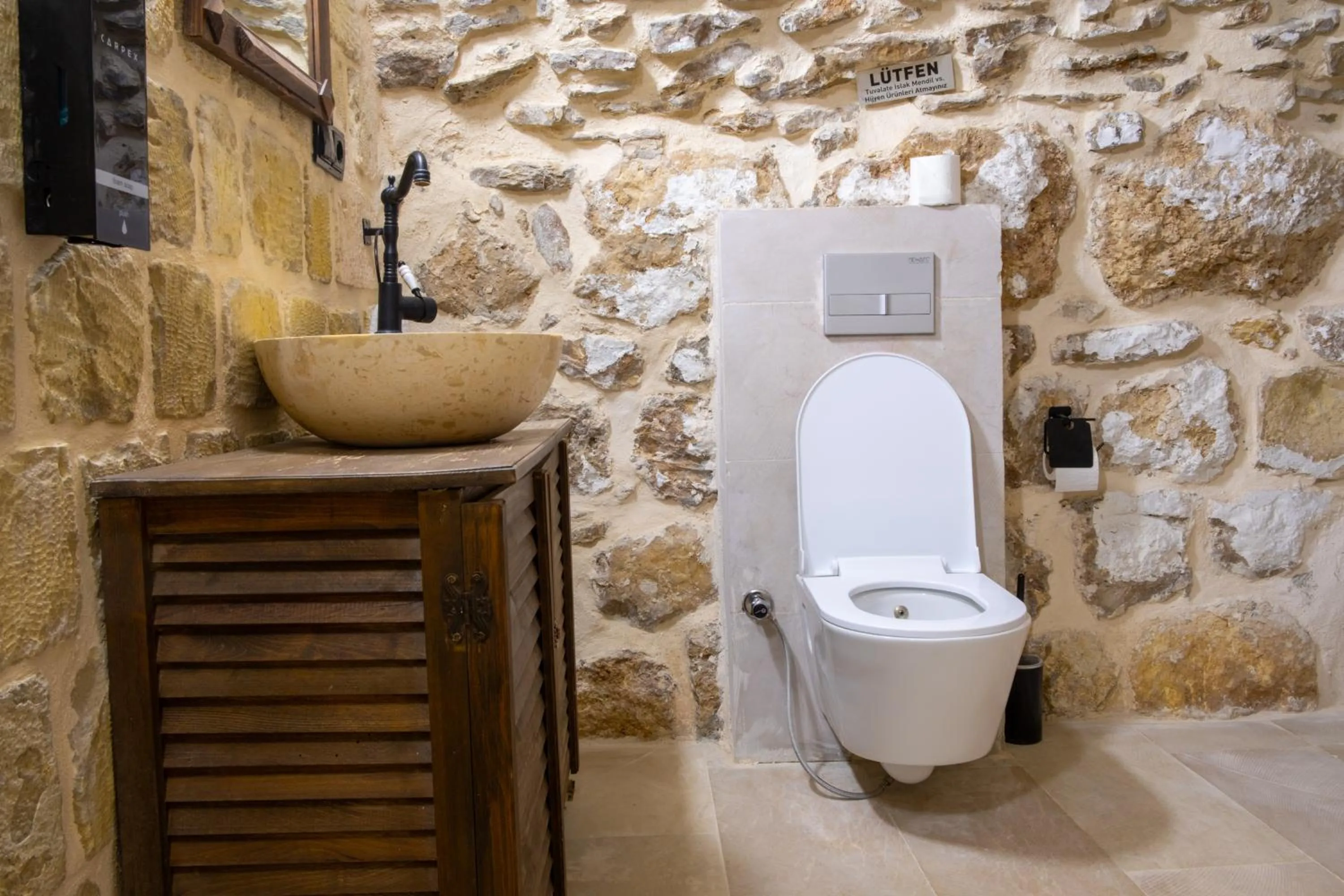 Toilet in Marvel Hotel Mardin