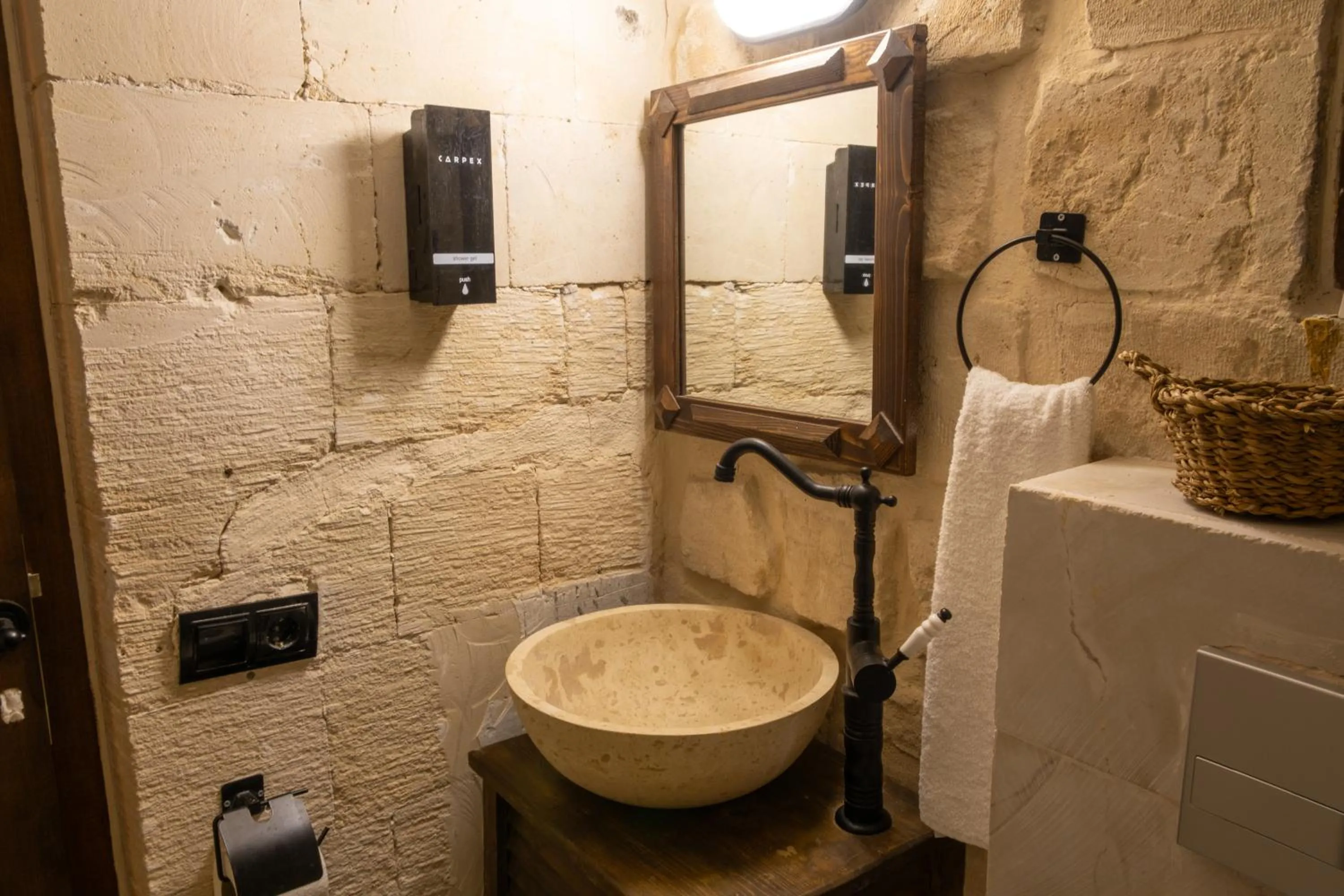 Shower in Marvel Hotel Mardin