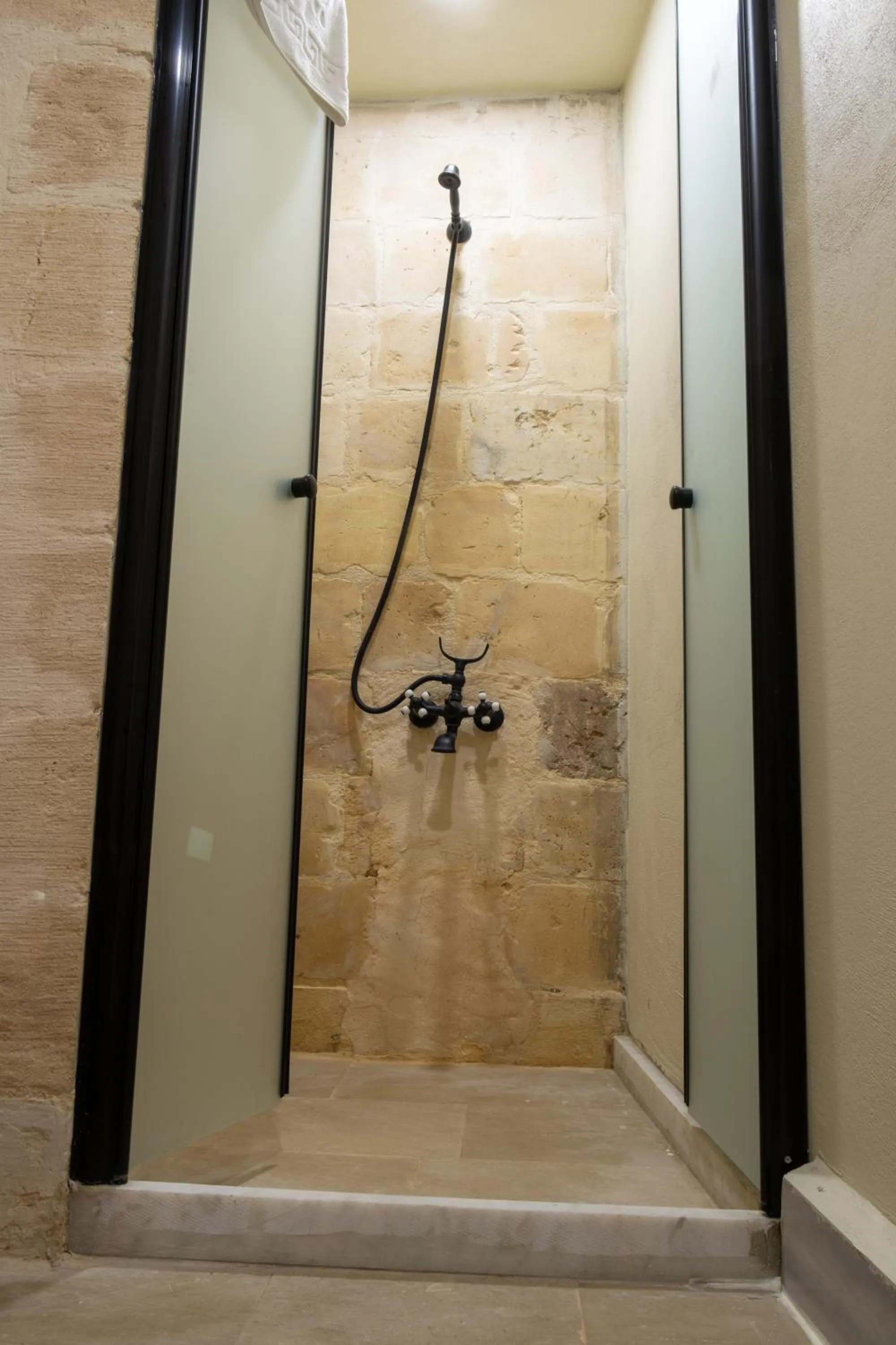 Shower in Marvel Hotel Mardin