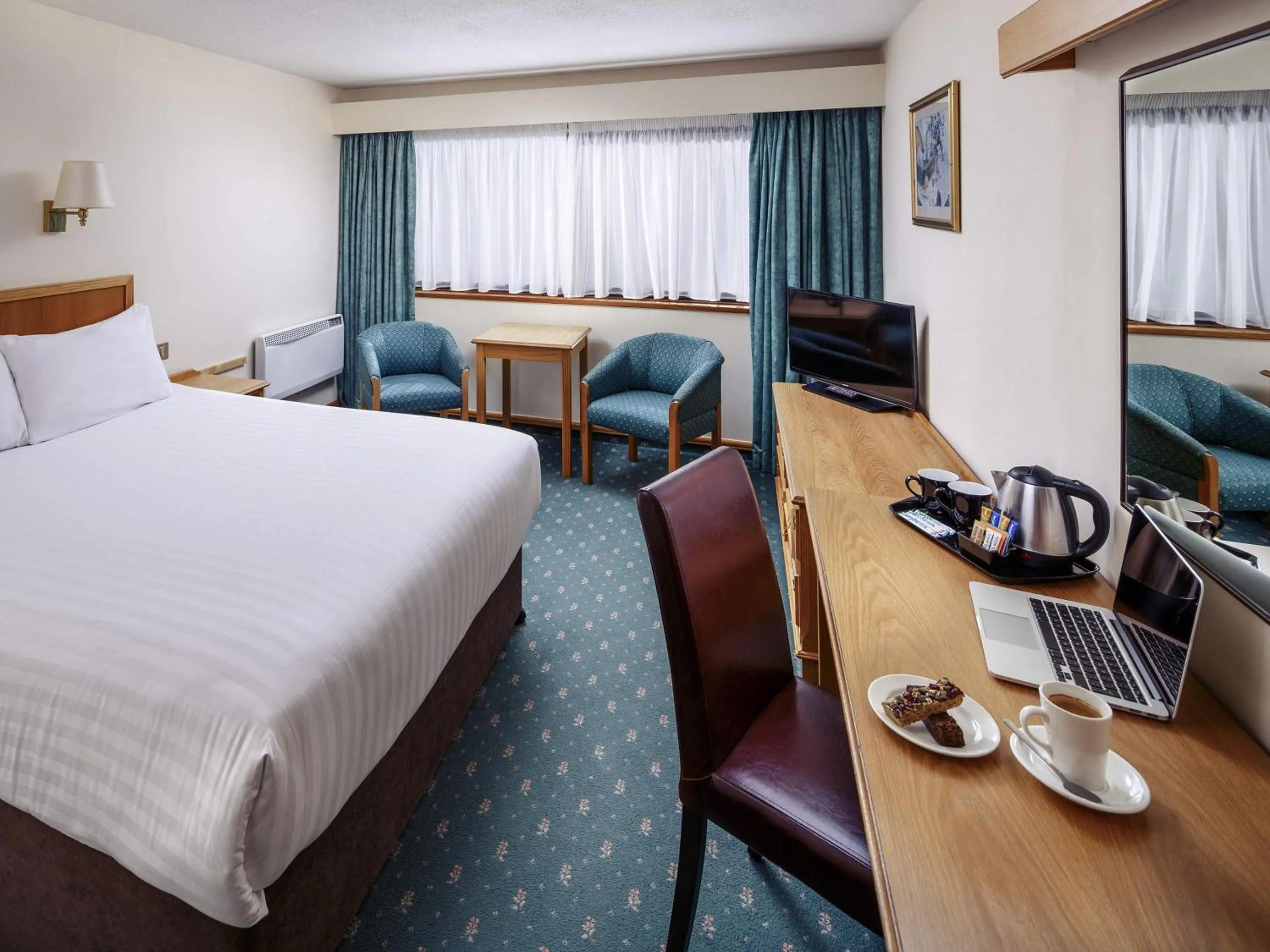 Bedroom, Bed in Mercure Livingston Hotel