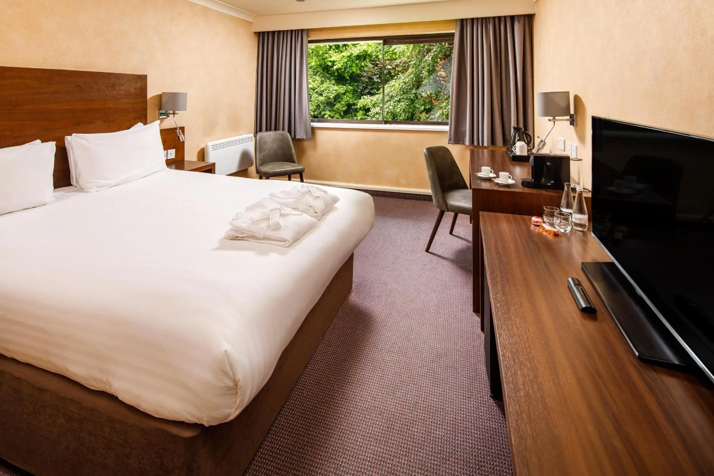 Photo of the whole room, Bed in Mercure Livingston Hotel