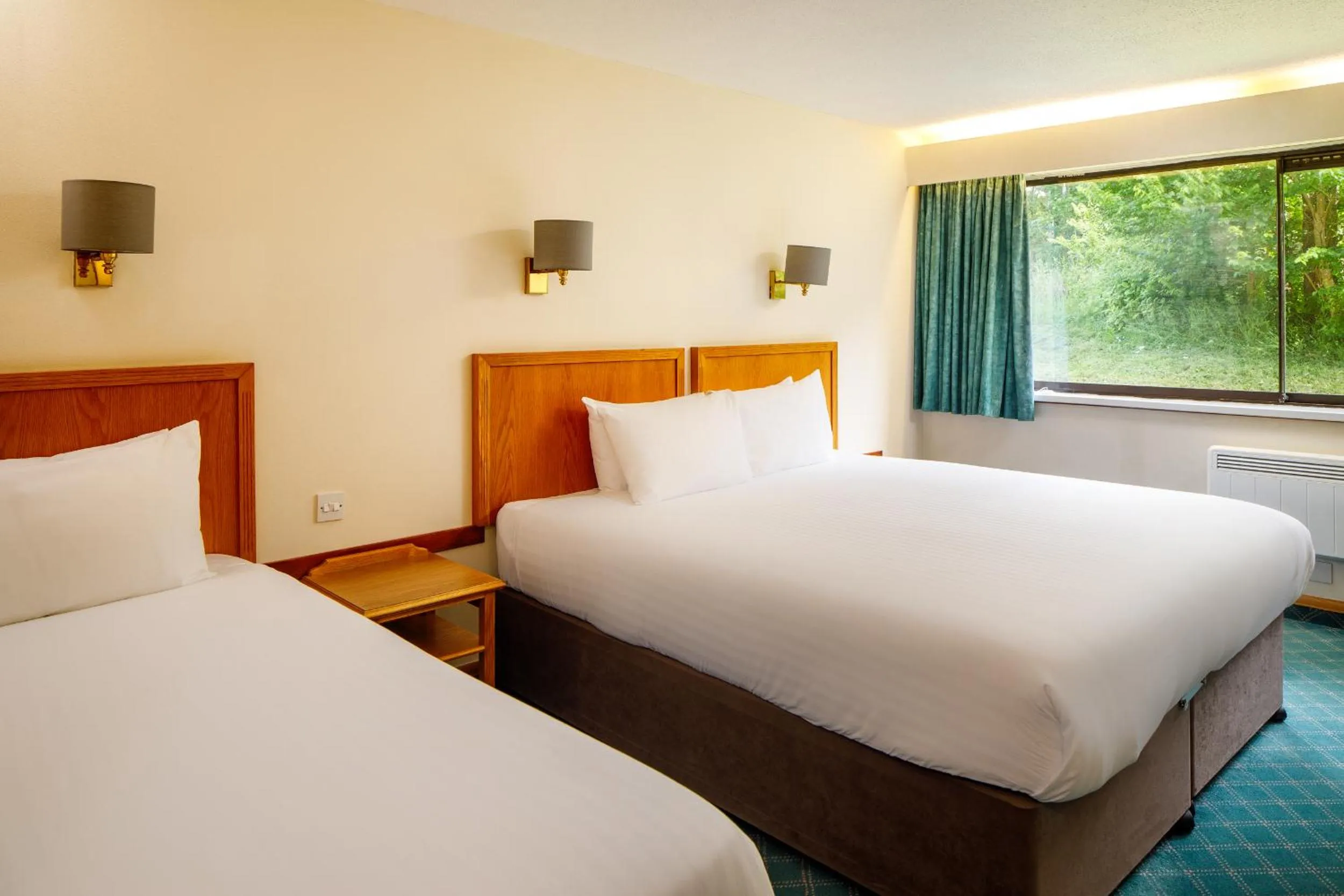 Photo of the whole room, Bed in Mercure Livingston Hotel