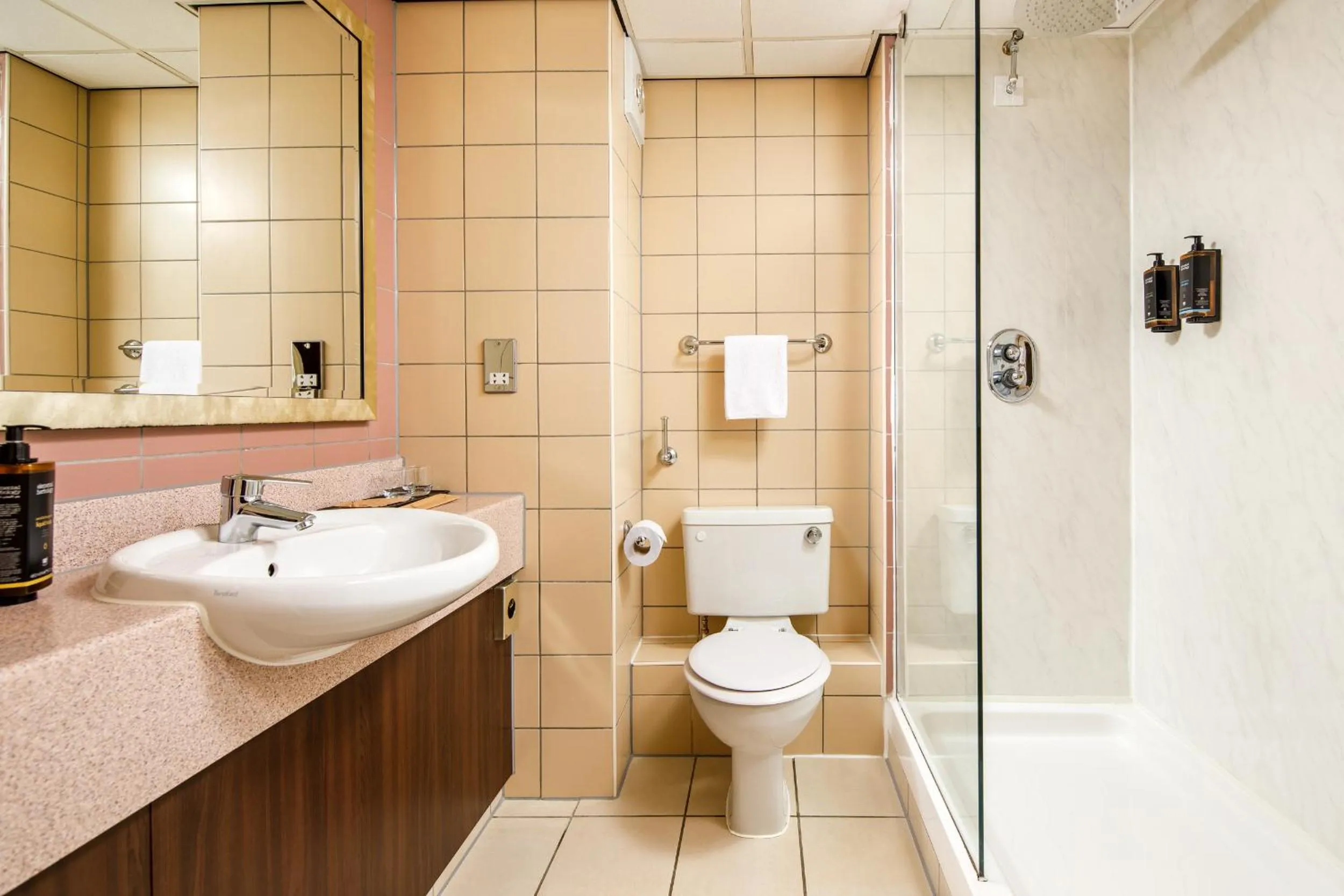 Bathroom in Mercure Livingston Hotel