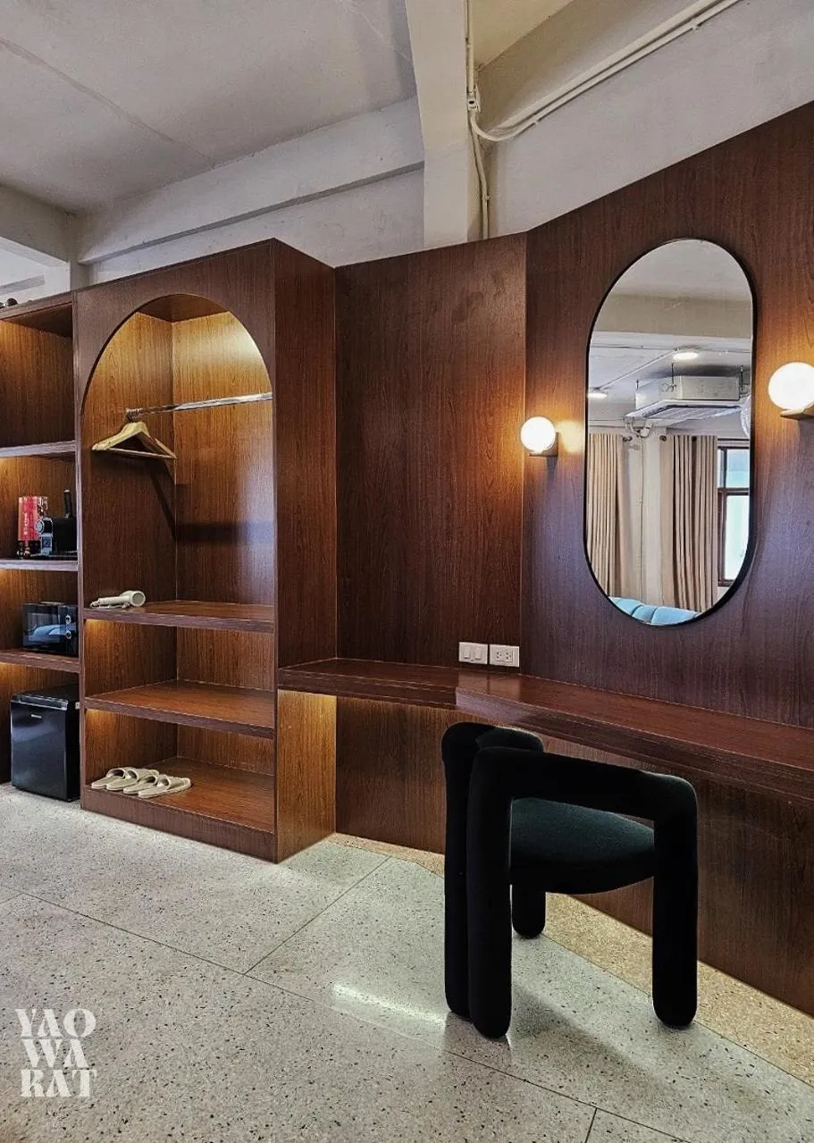 wardrobe in Yaowarat Stay