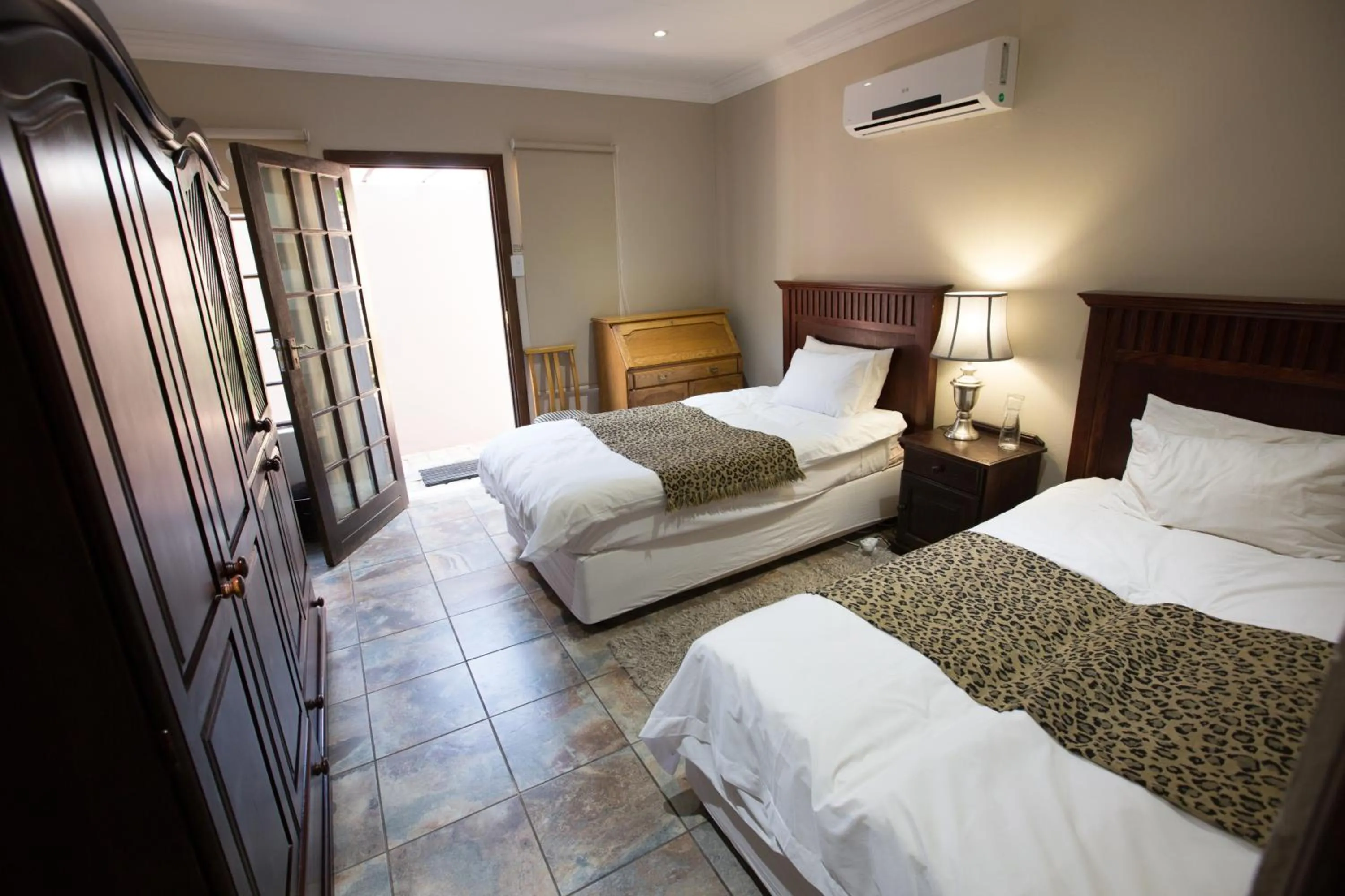 Bedroom, Bed in MacGregors Guest House