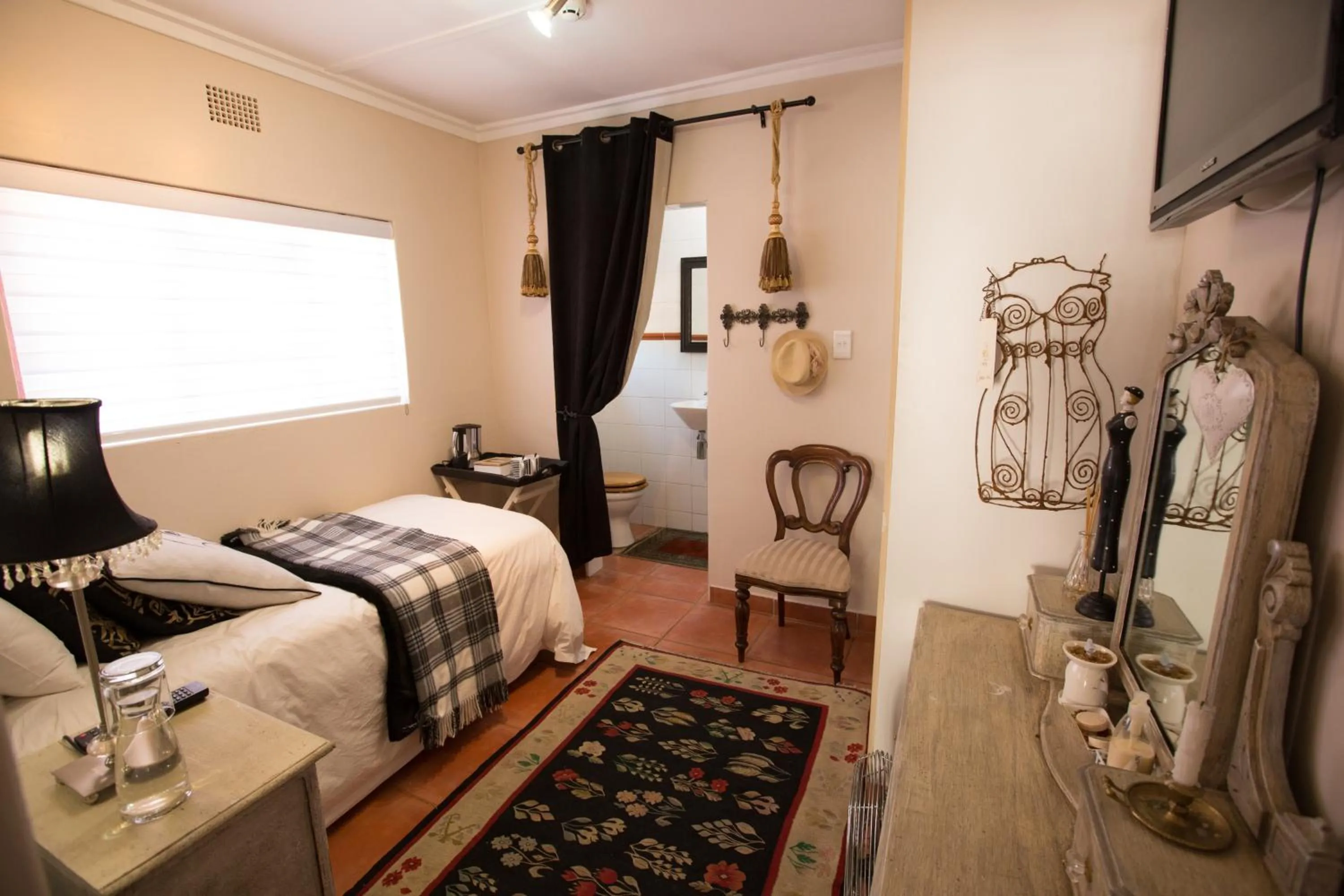 Photo of the whole room, Bed in MacGregors Guest House