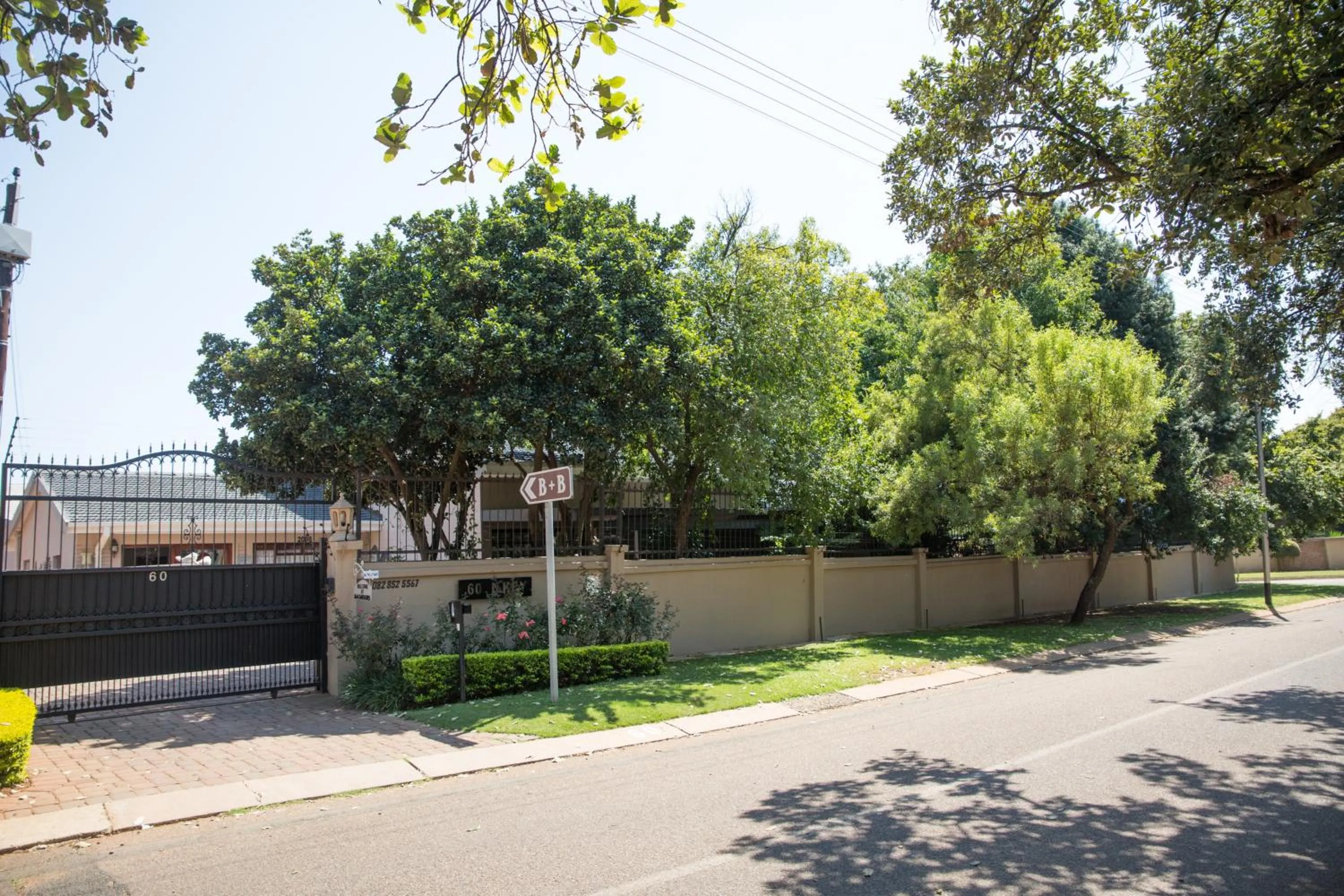 Facade/entrance in MacGregors Guest House