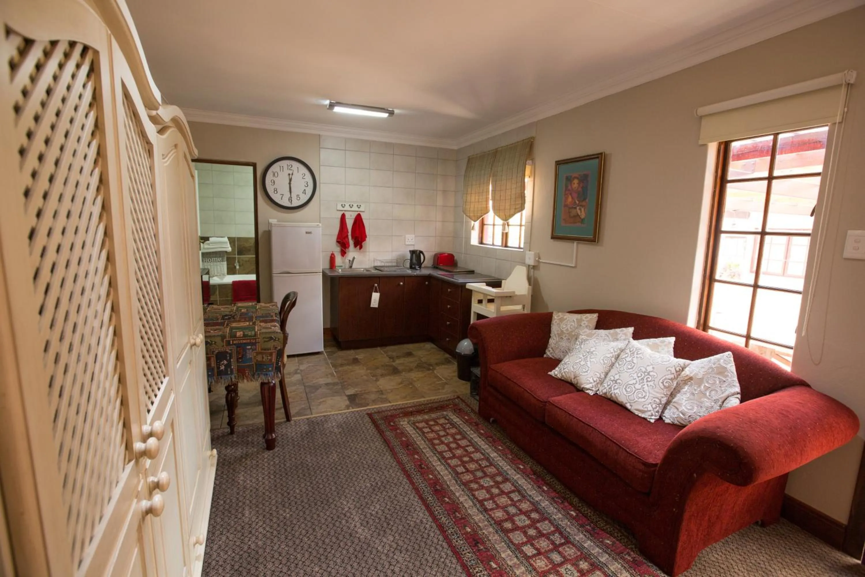 Living room, Bed in MacGregors Guest House