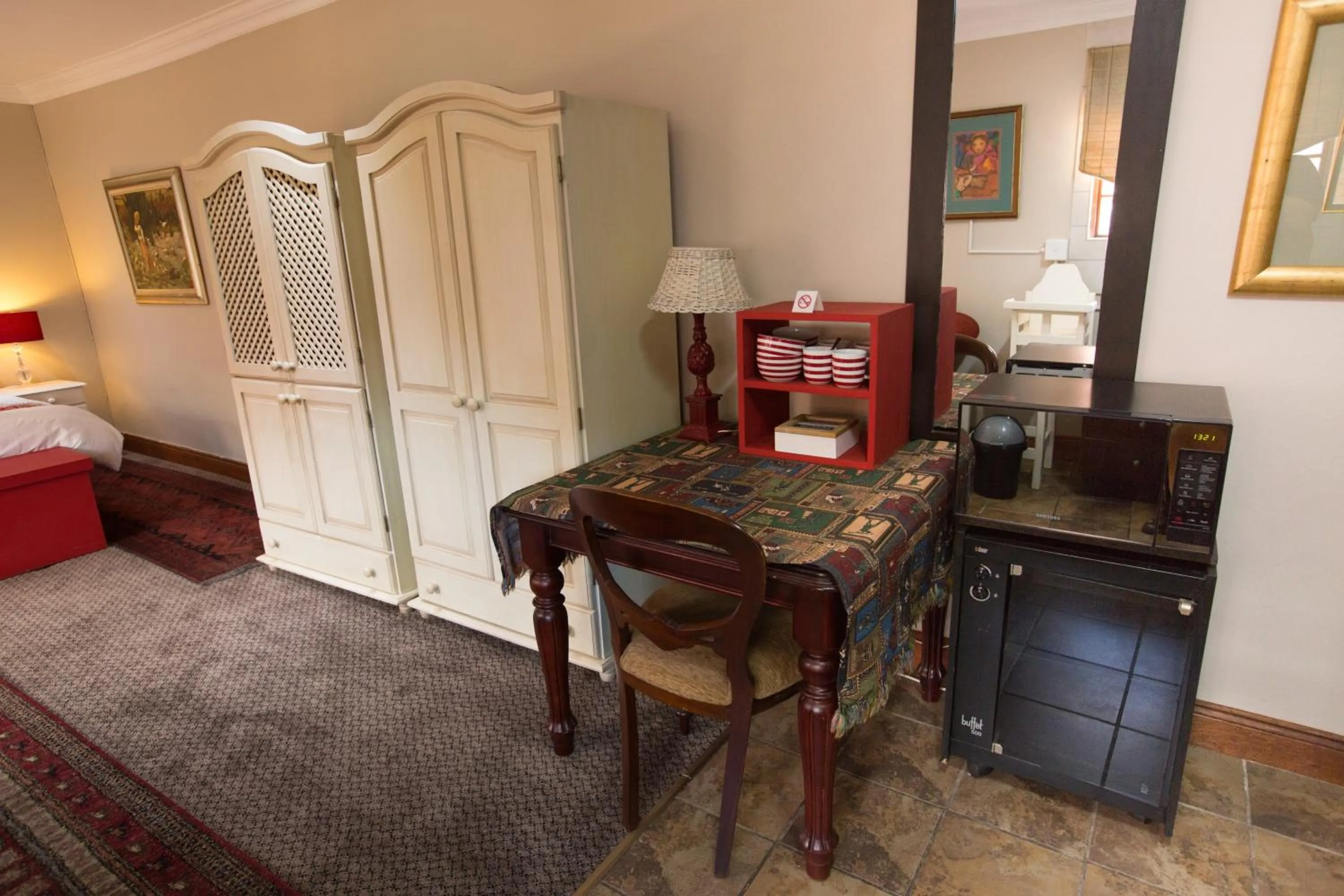 Living room, Bed in MacGregors Guest House