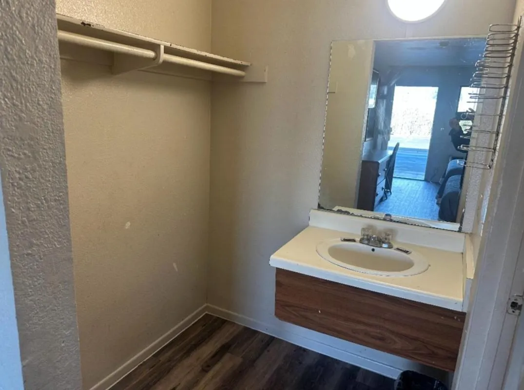 Best Economy Inn & Suites