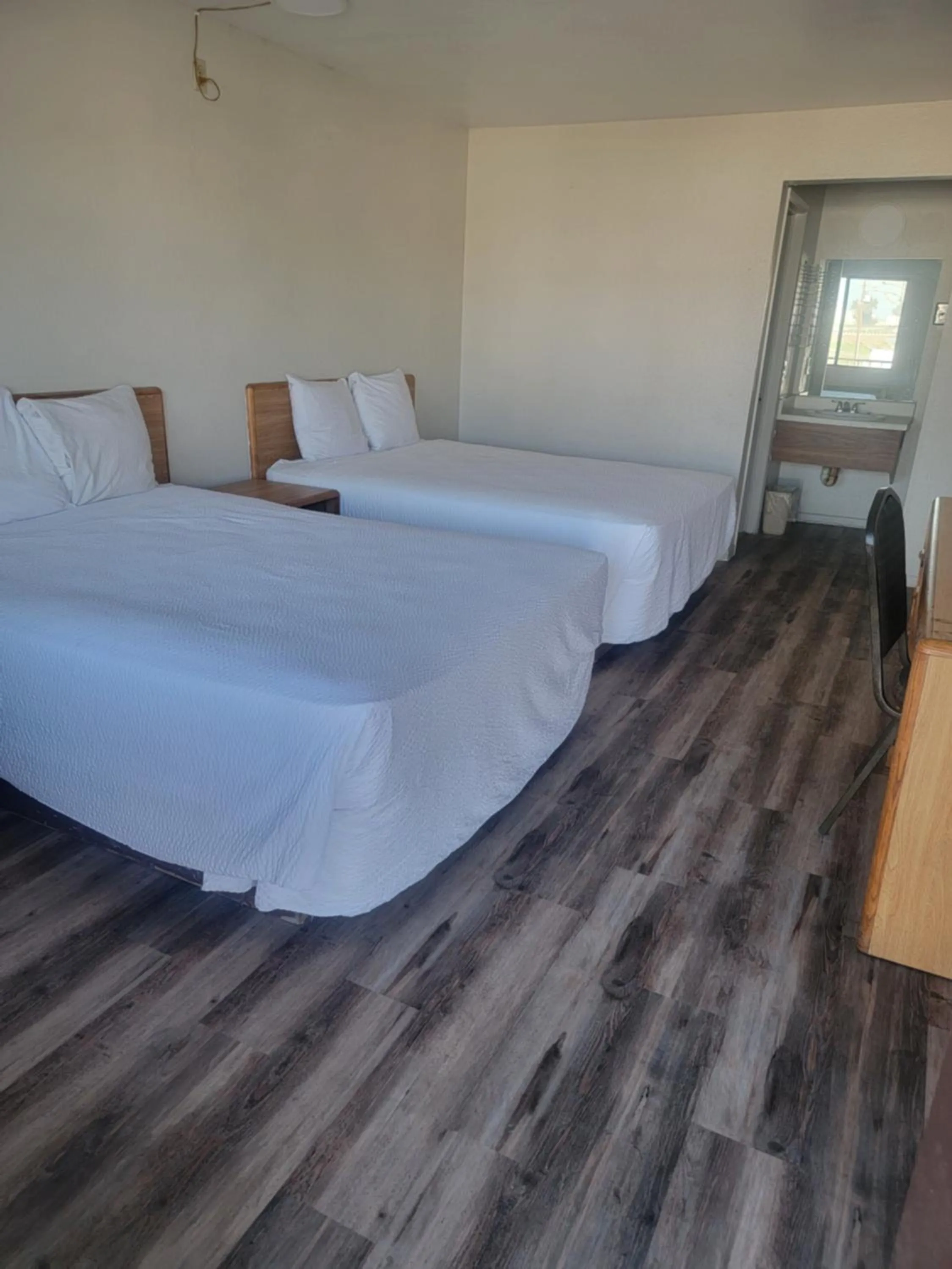 Bed in Best Economy Inn & Suites