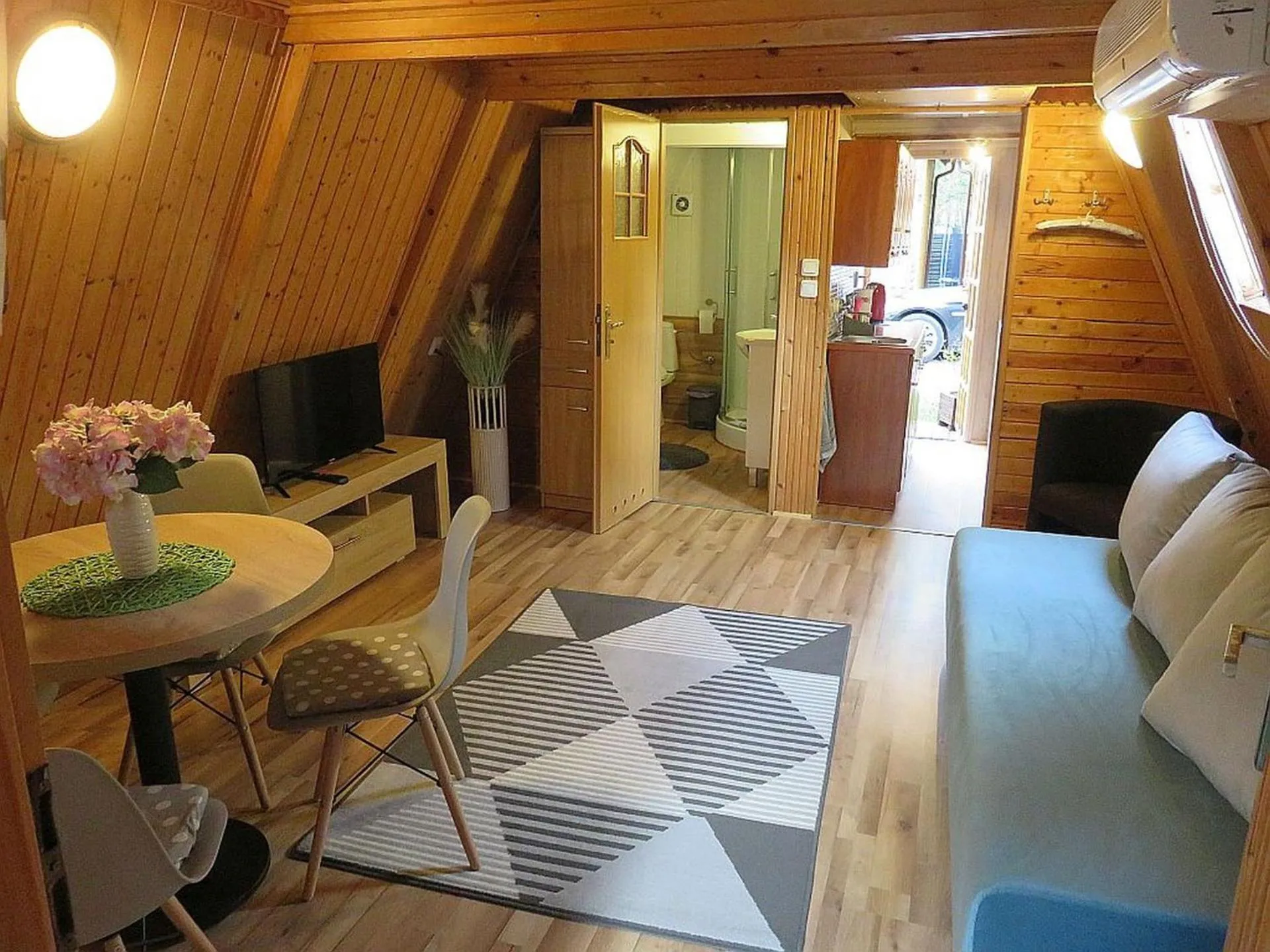 Communal lounge/ TV room in Domki ogrzewane Sokół