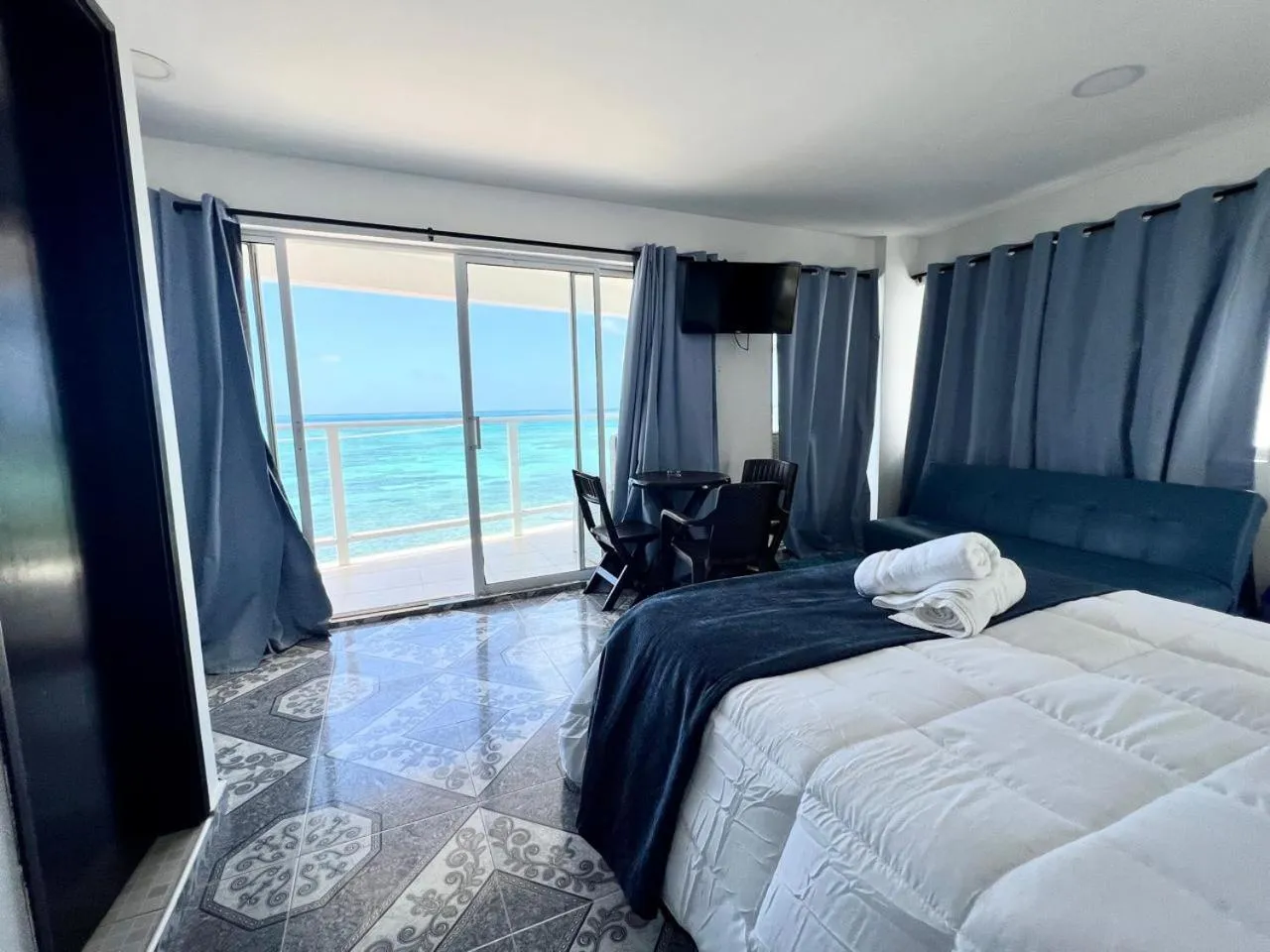 Bedroom, Bed in Caribbean Island Hotel