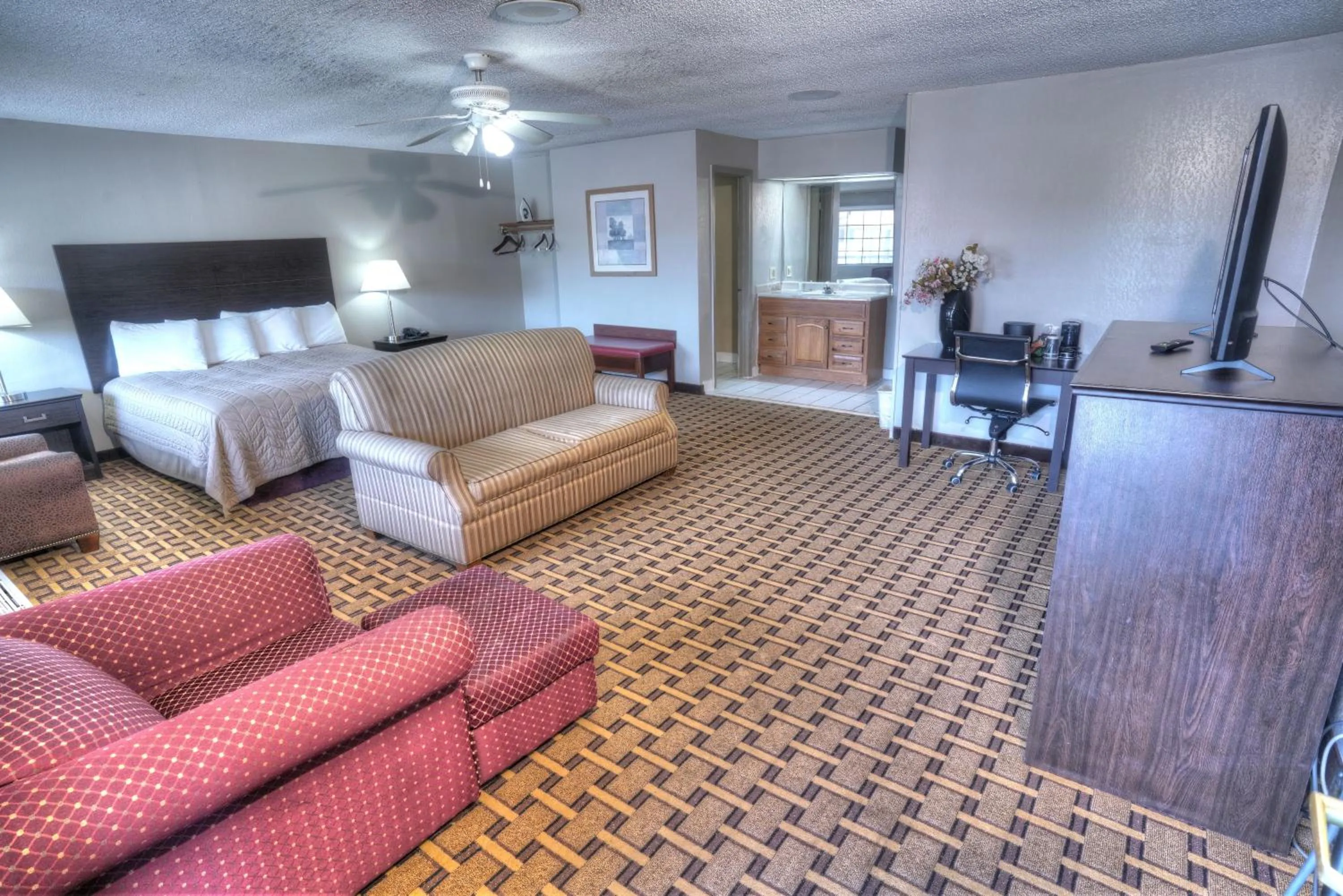 TV and multimedia, Bed in Amerivu Inn & Suites - Helen - Downtown