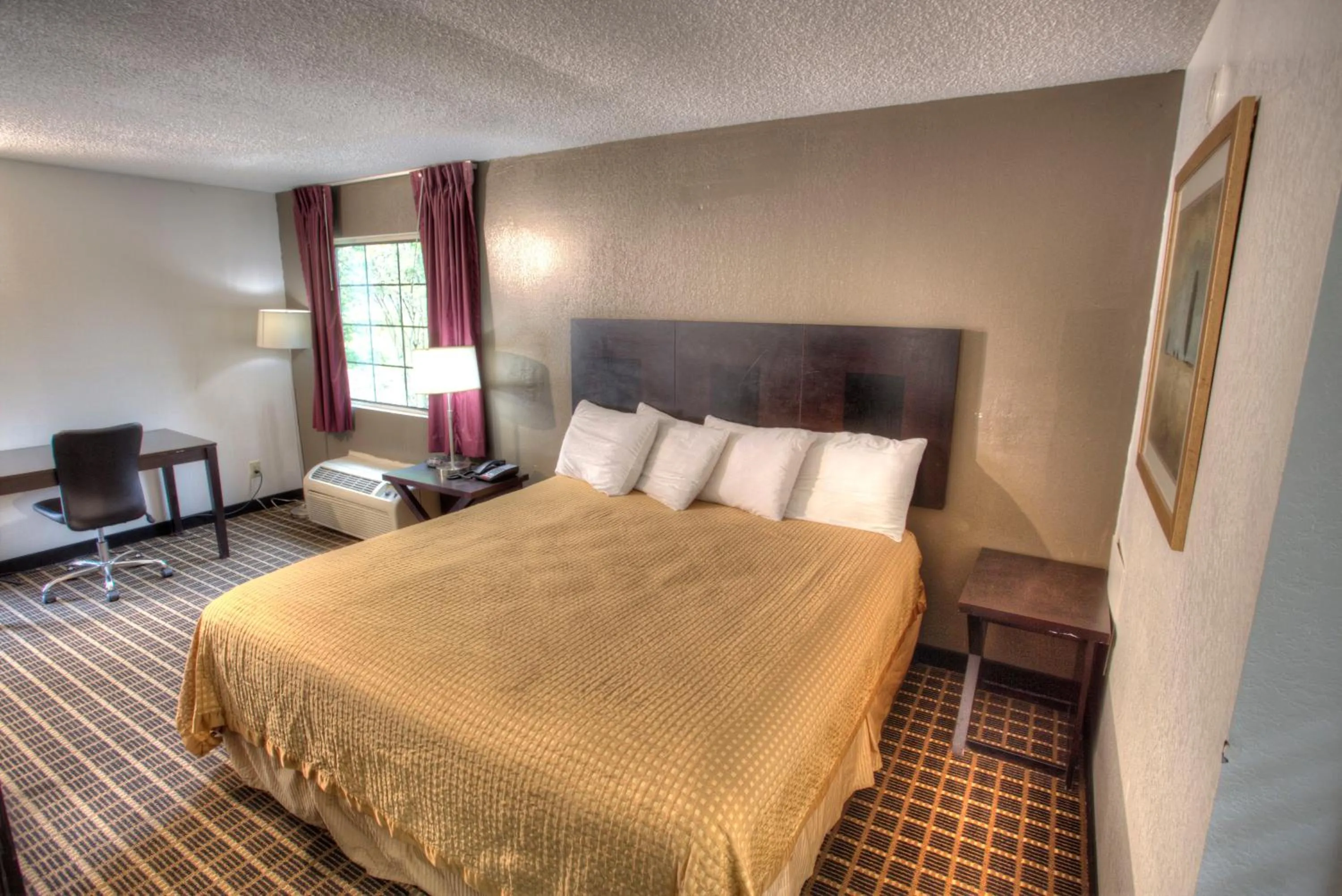 Bed in Amerivu Inn & Suites - Helen - Downtown