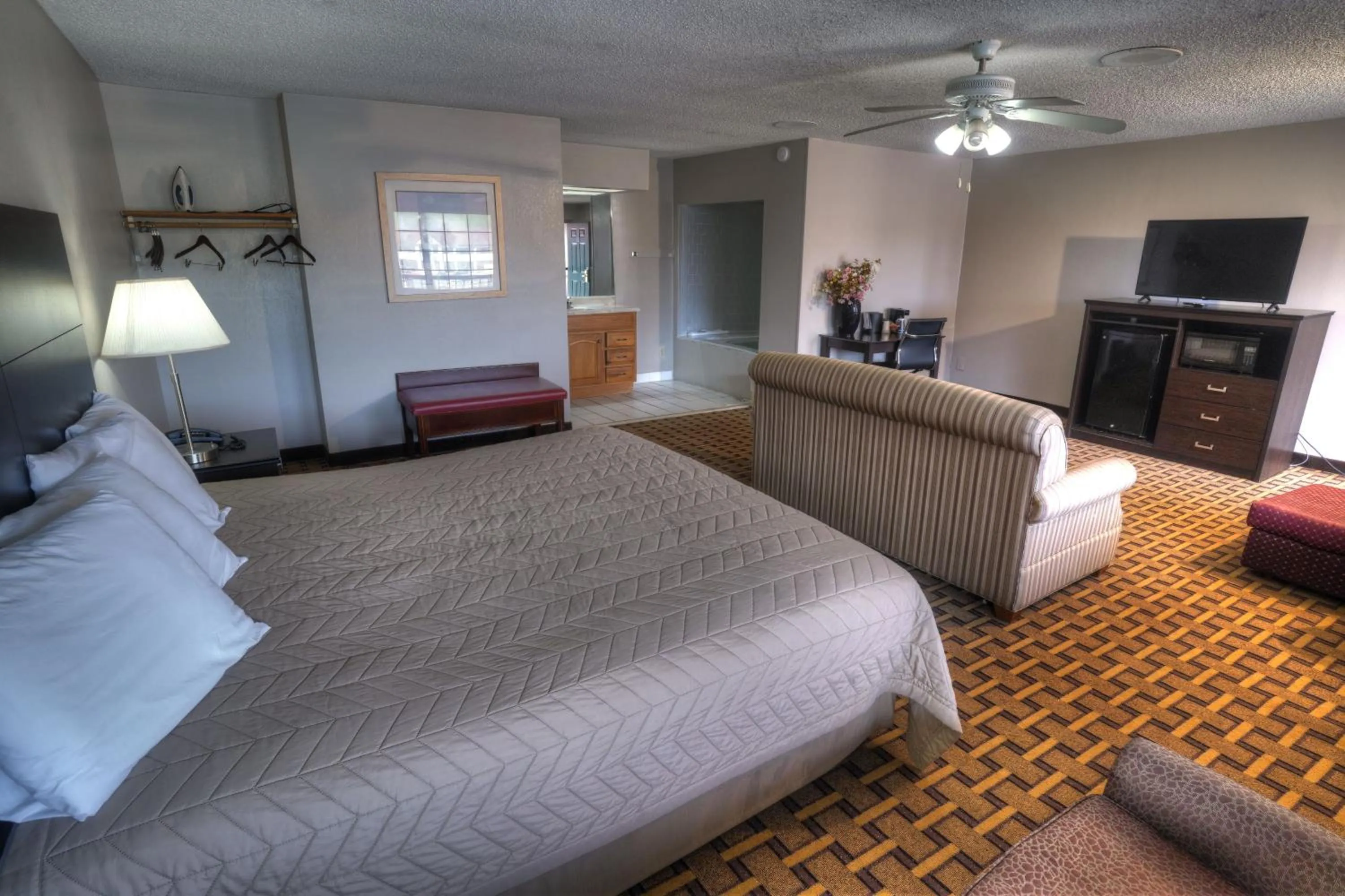 Living room, Bed in Amerivu Inn & Suites - Helen - Downtown