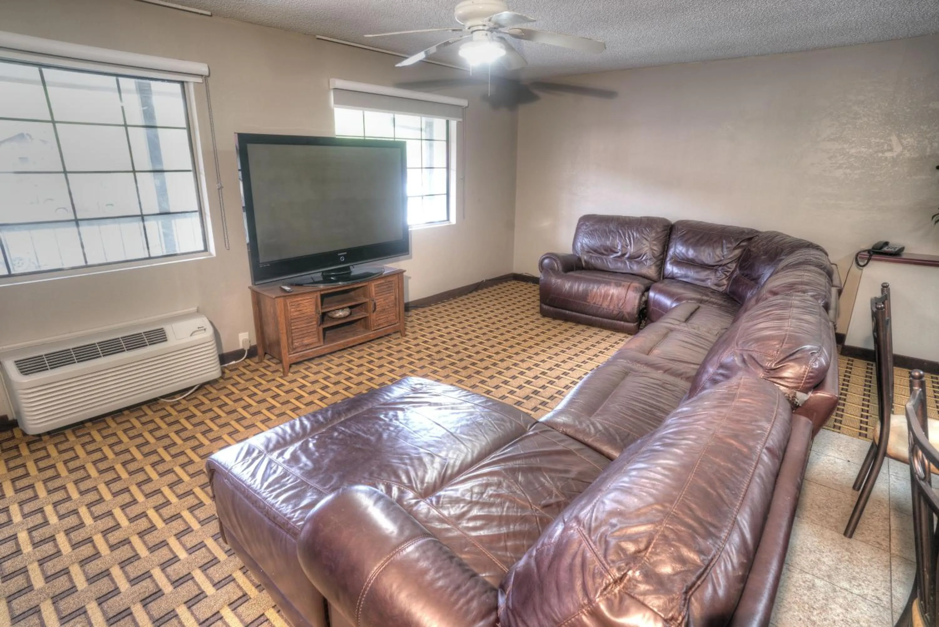 TV and multimedia in Amerivu Inn & Suites - Helen - Downtown