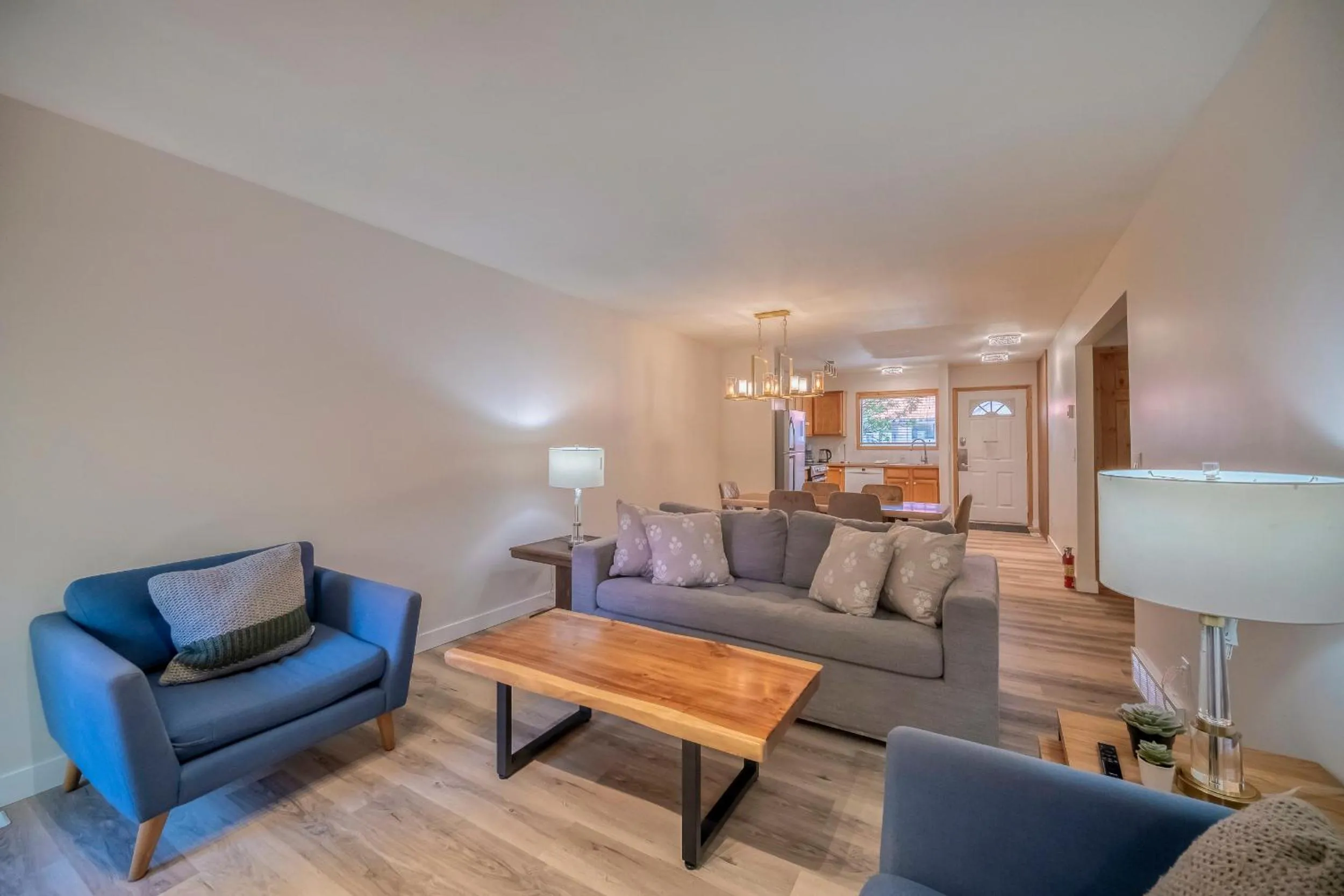 Bow Valley Chalets-Entire 2 King Bedrooms townhouse