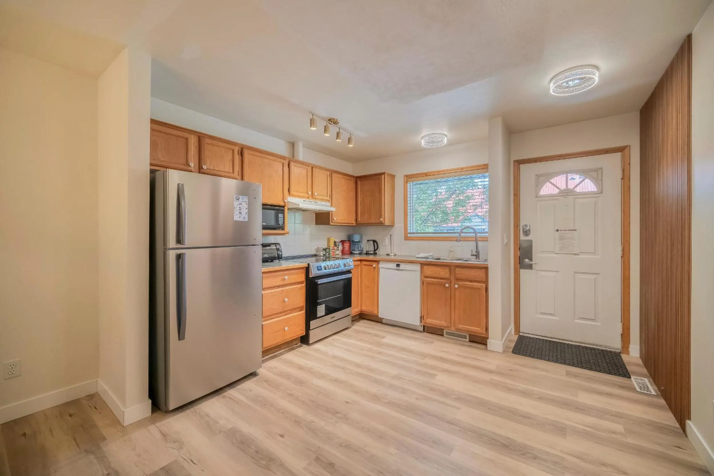 Bow Valley Chalets-Entire 2 King Bedrooms townhouse