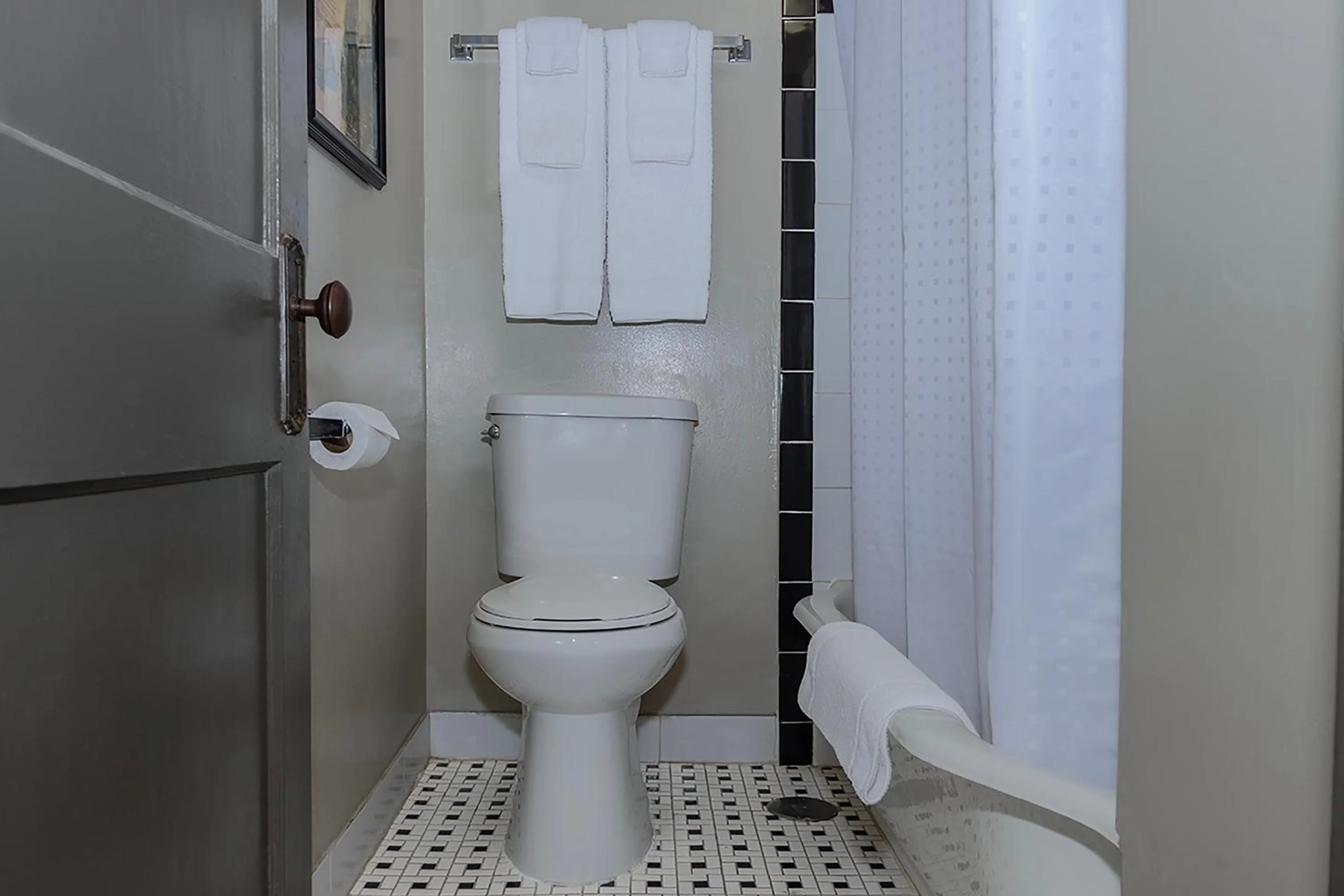 Shower in Gardner Hotel & Hostel