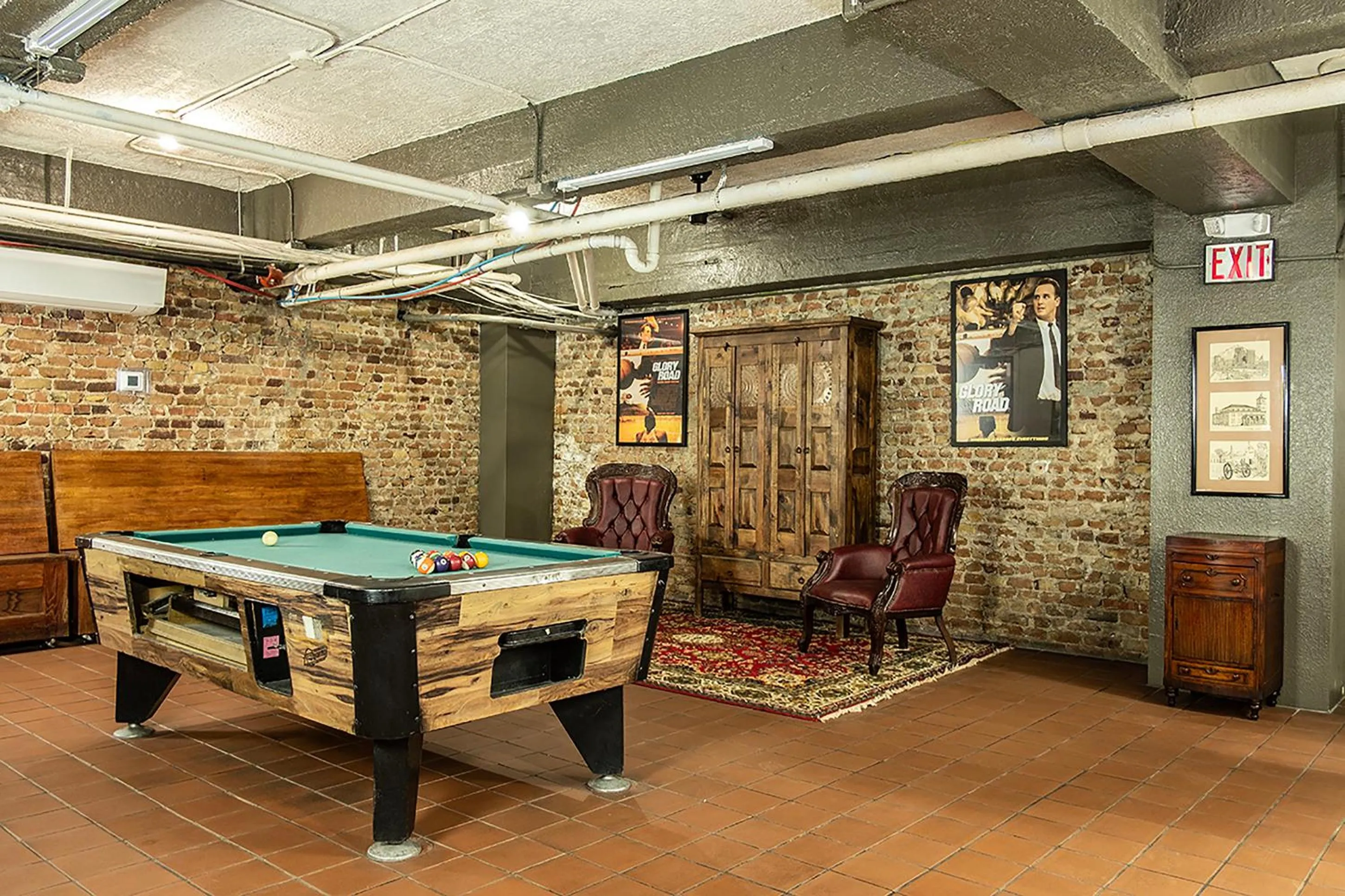 Billiard in Gardner Hotel & Hostel