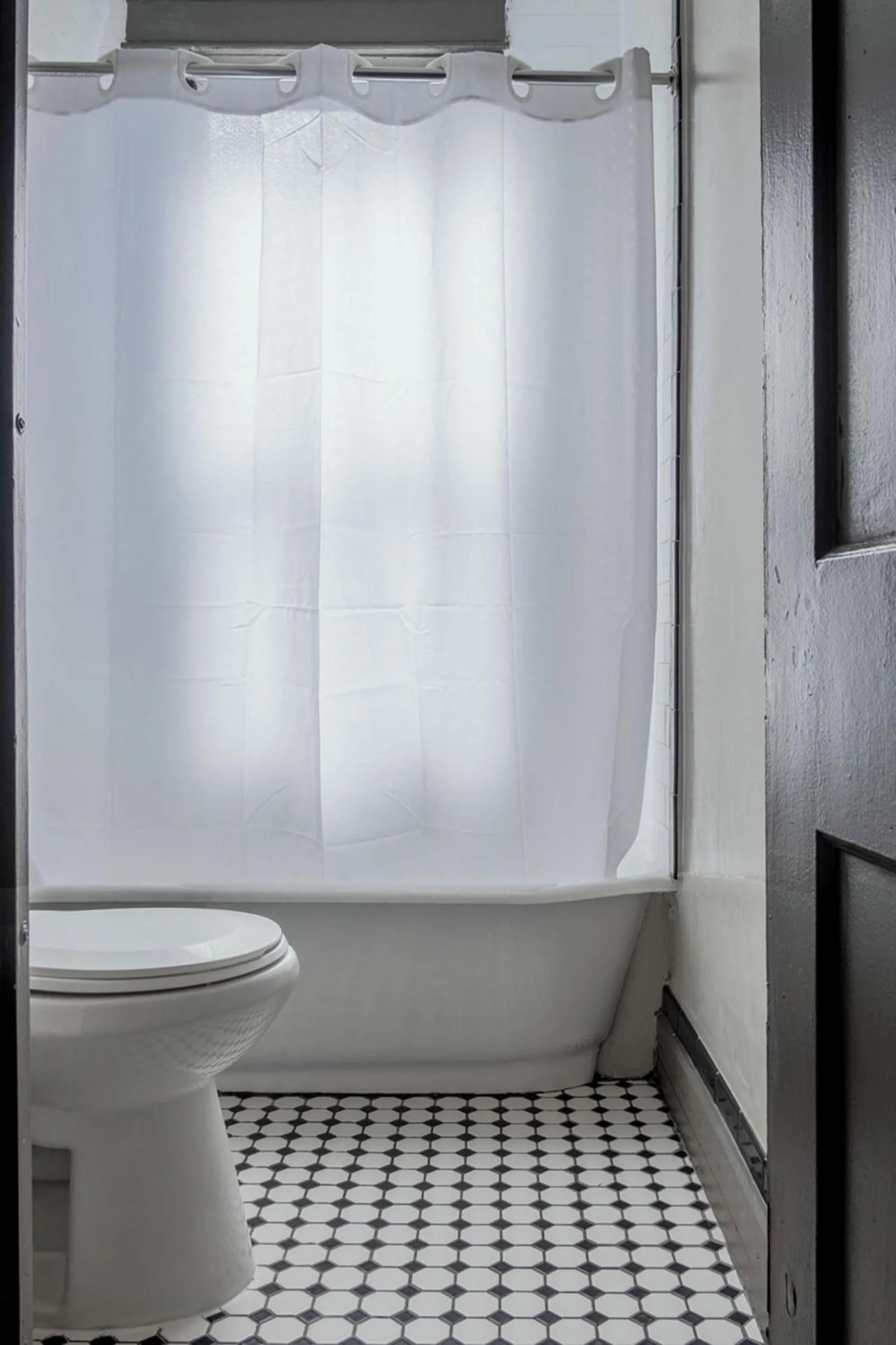 Toilet in Gardner Hotel & Hostel