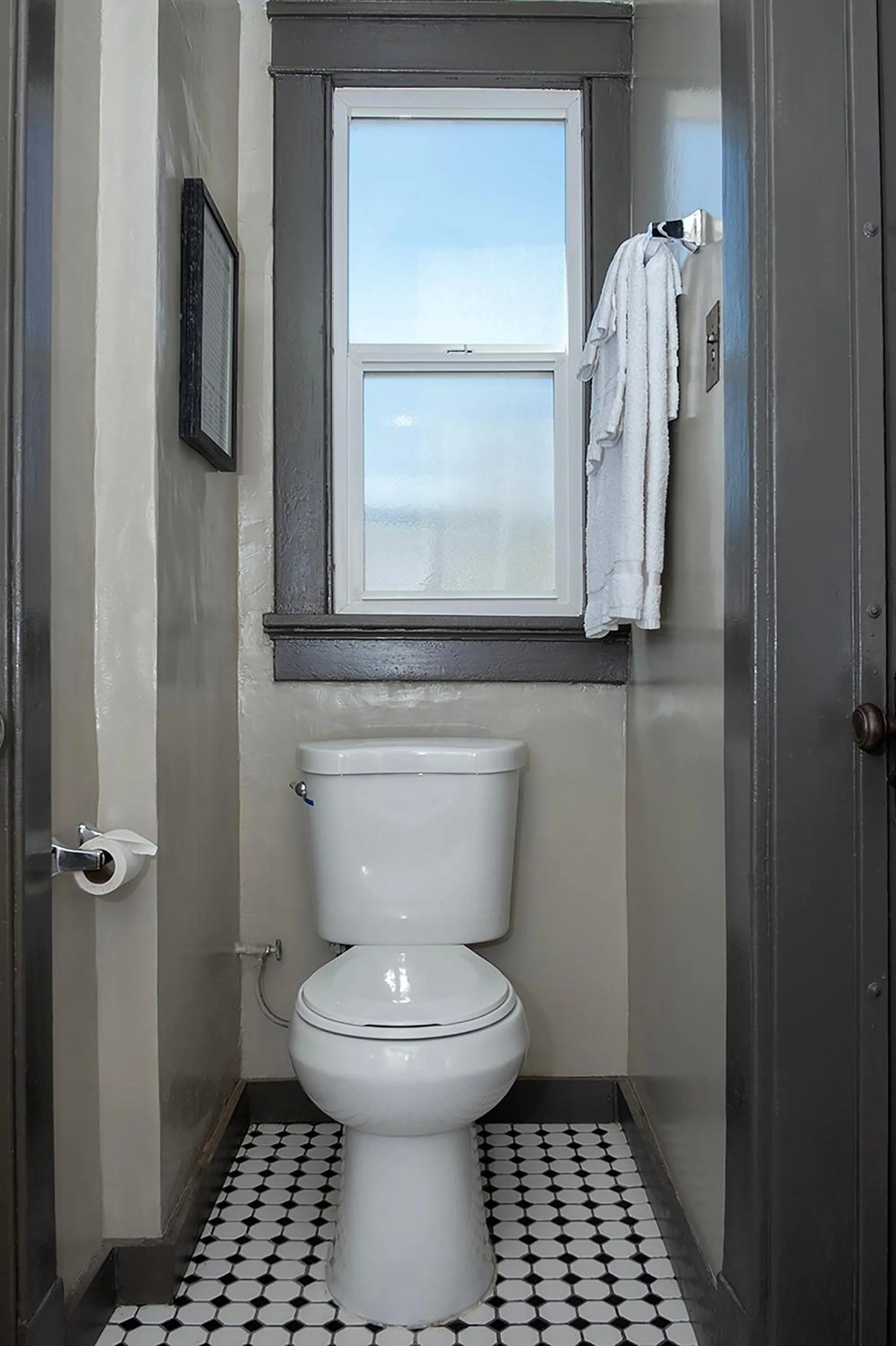 Toilet in Gardner Hotel & Hostel