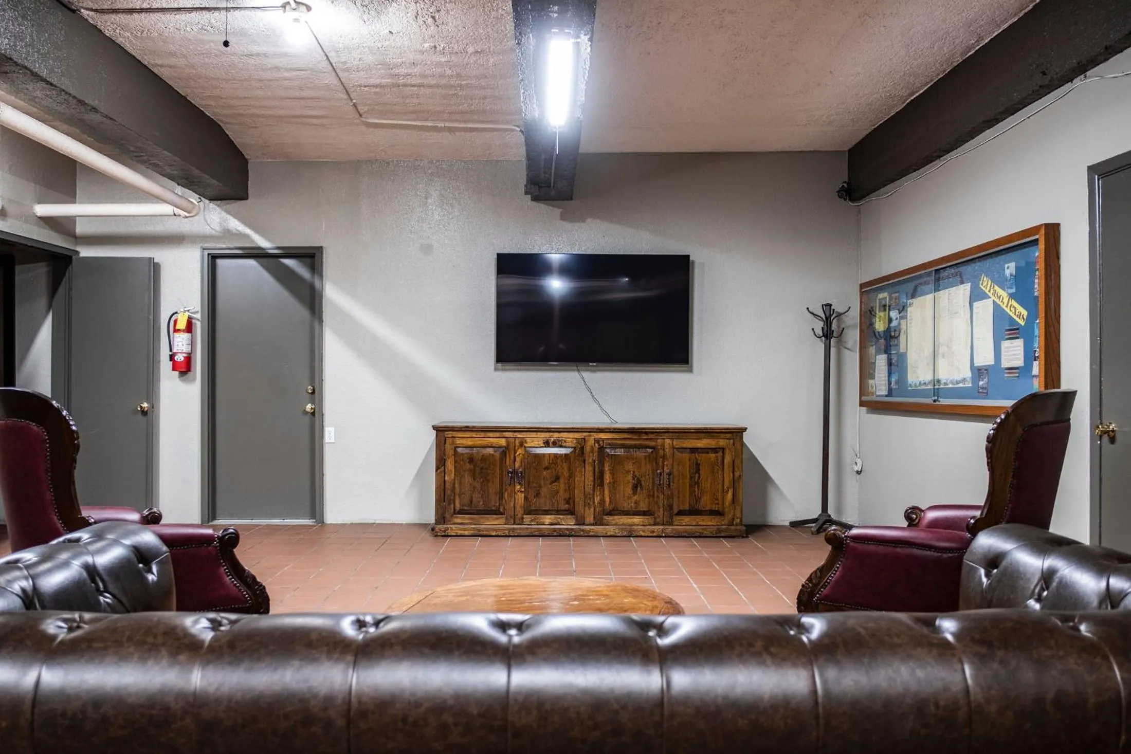 Communal lounge/ TV room in Gardner Hotel & Hostel