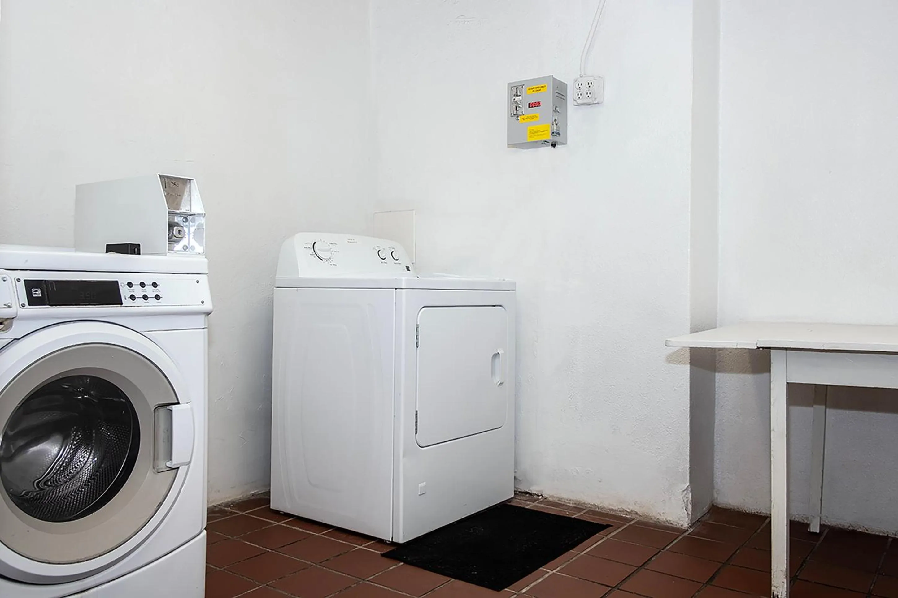 washing machine in Gardner Hotel & Hostel
