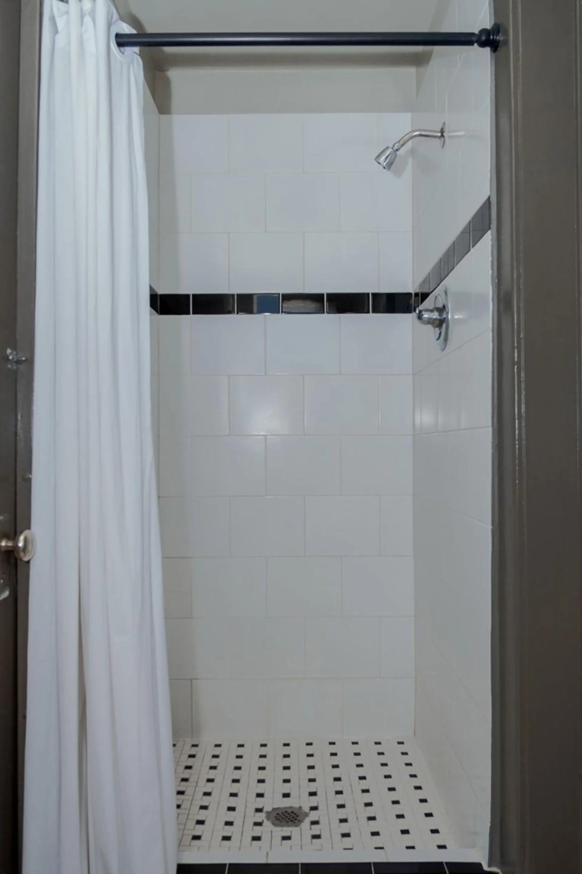 Shower in Gardner Hotel & Hostel