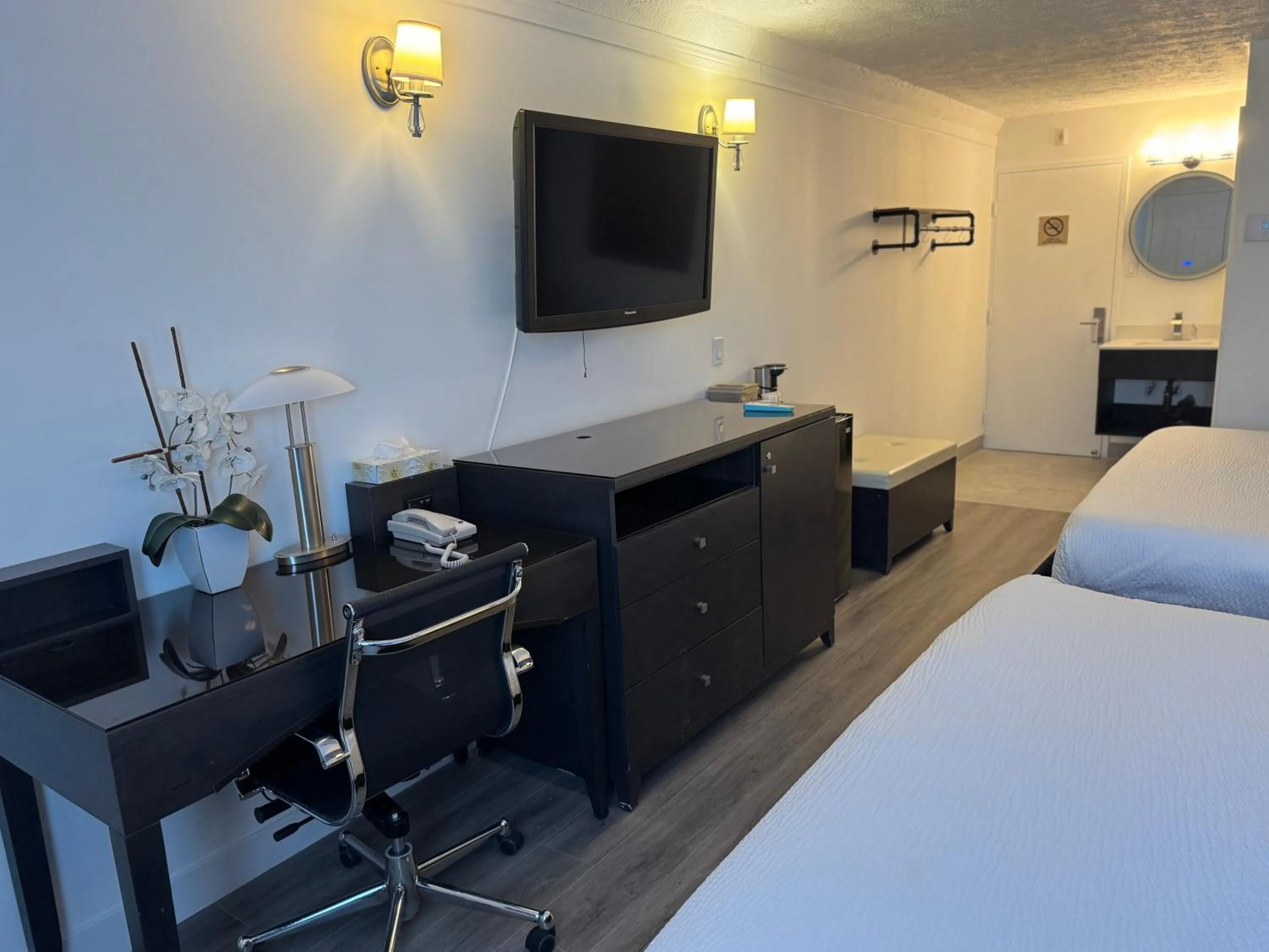 Bed in Travelodge by Wyndham Drummondville