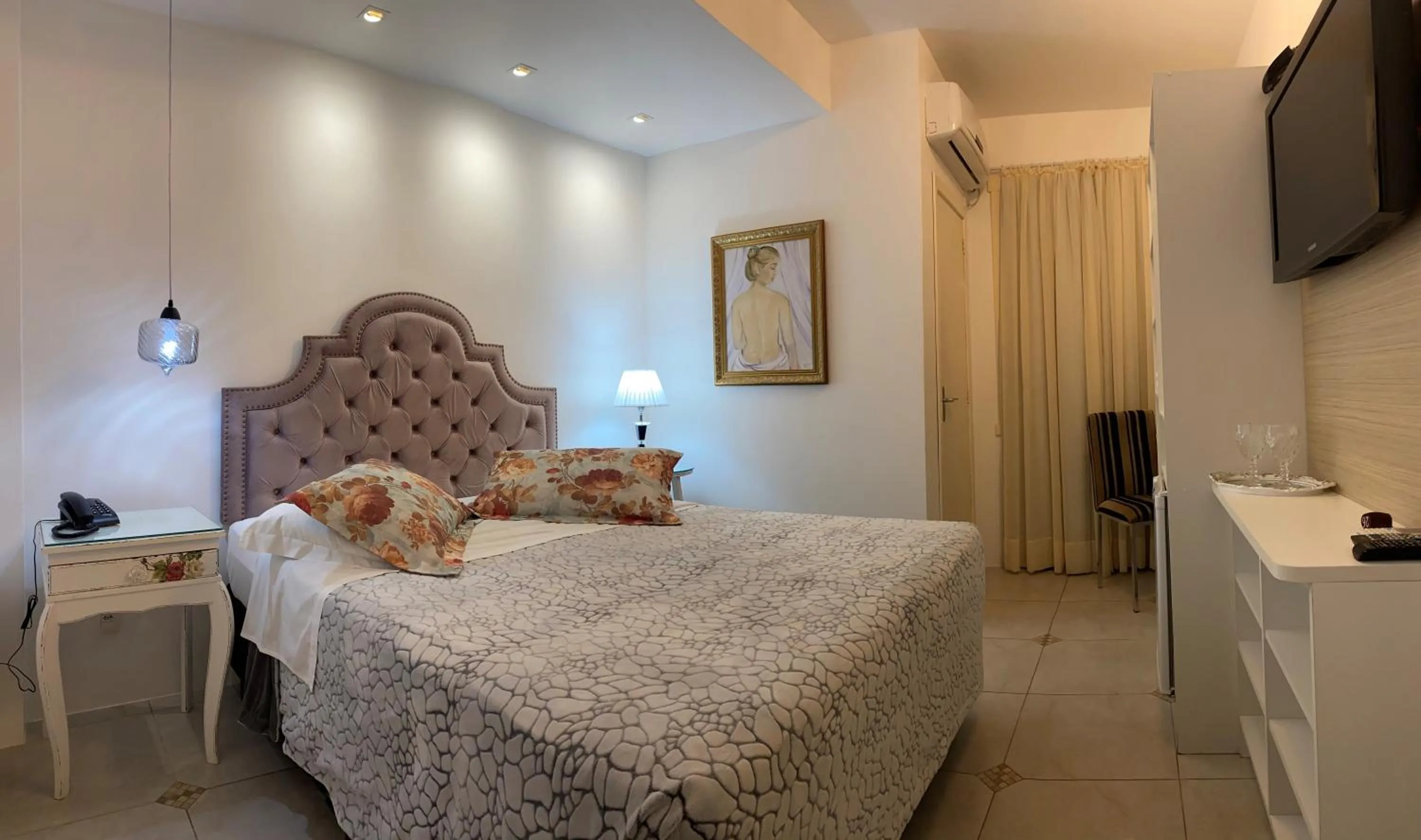 Bed in Hotel Imigrantes