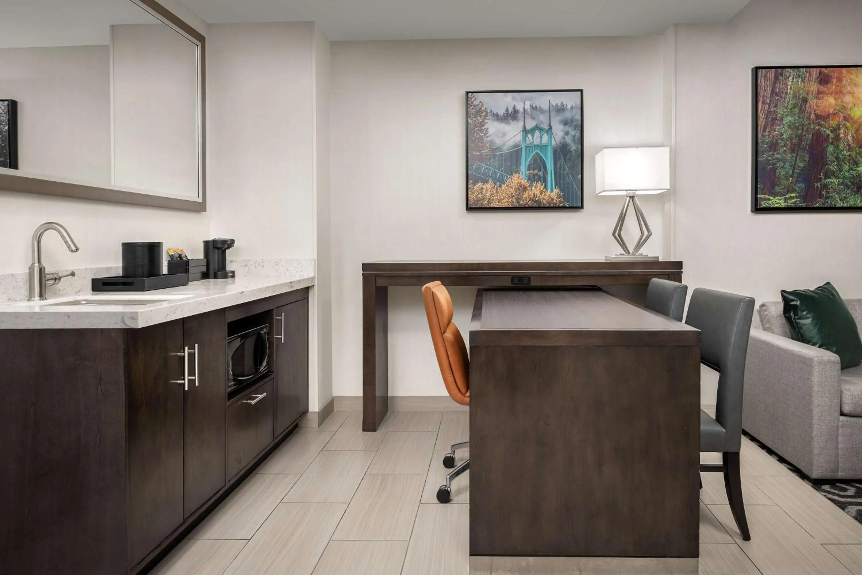 Living room in Embassy Suites Portland/Hillsboro