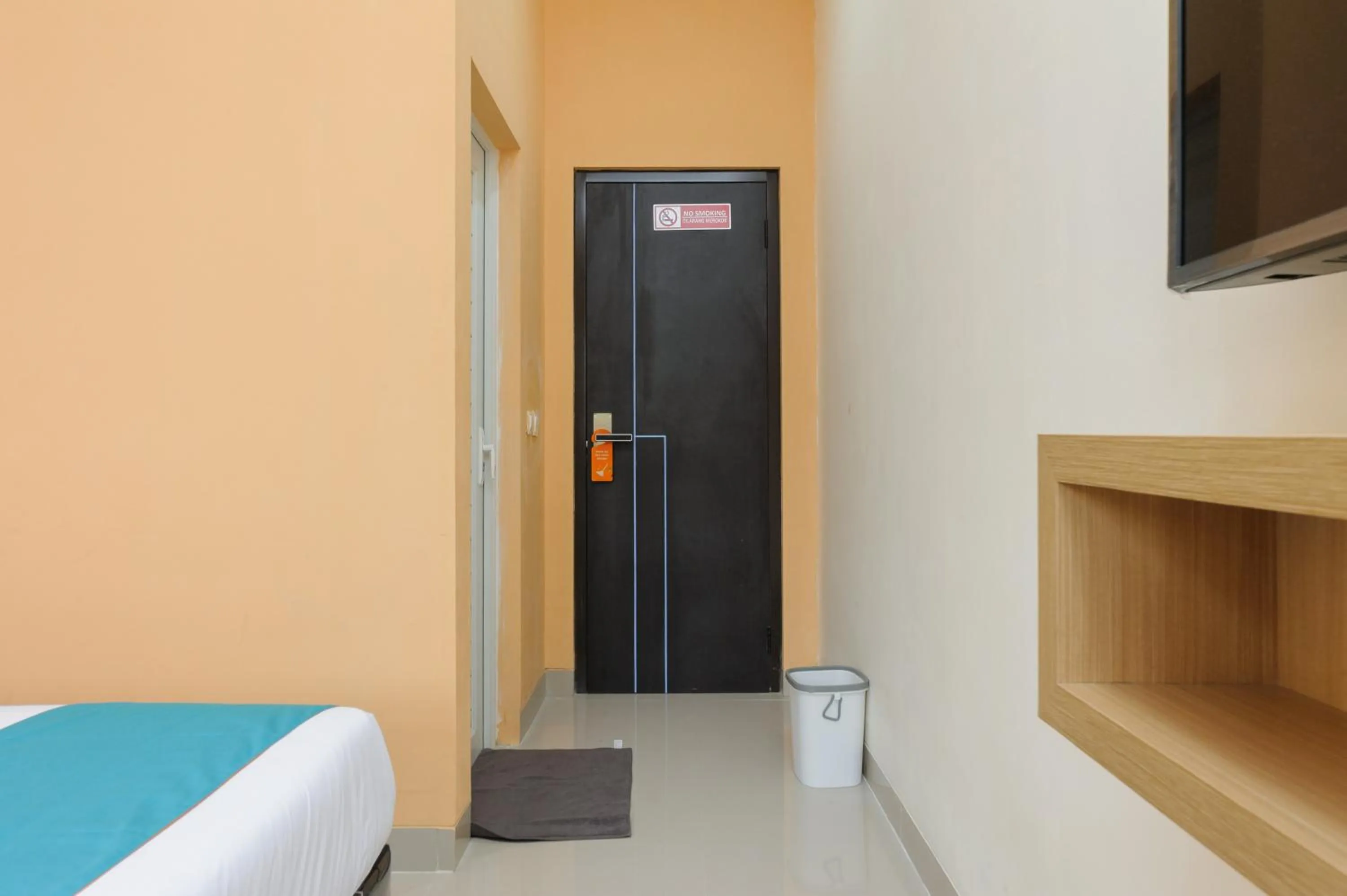 Photo of the whole room, Bed in Sans Hotel Cibanteng Dramaga Bogor