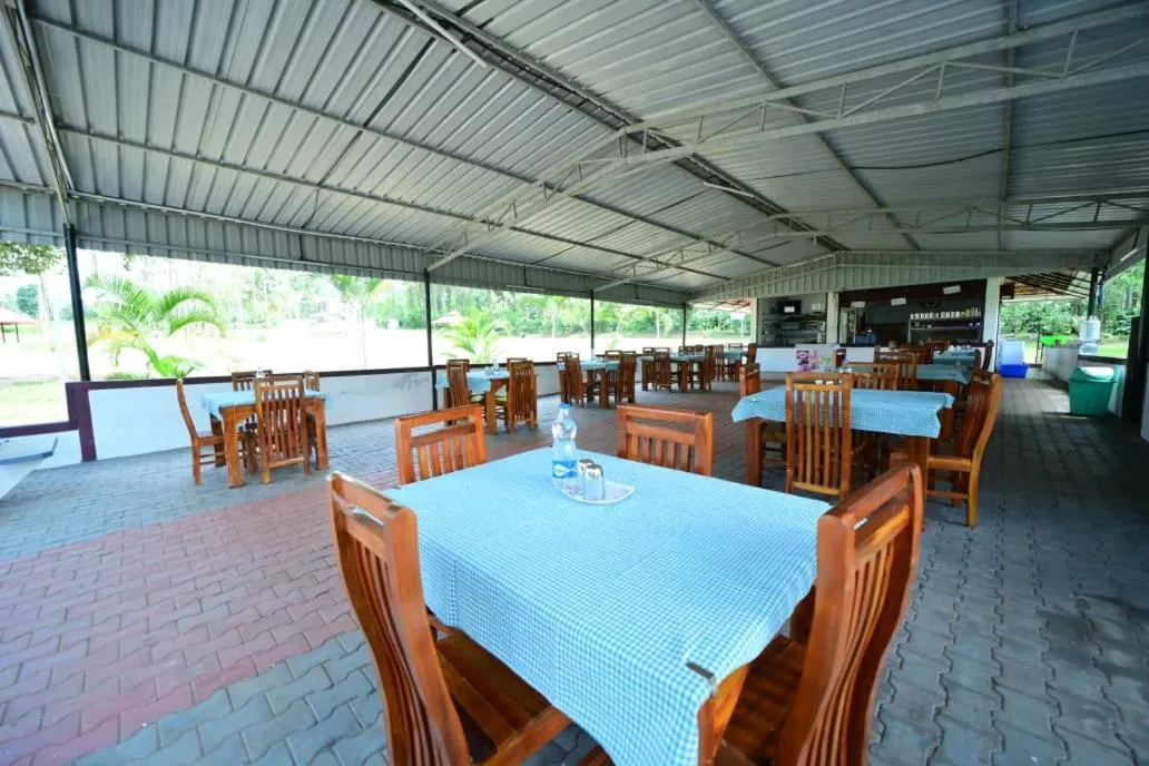 Restaurant/places to eat in SIPAYI RESORT COORG