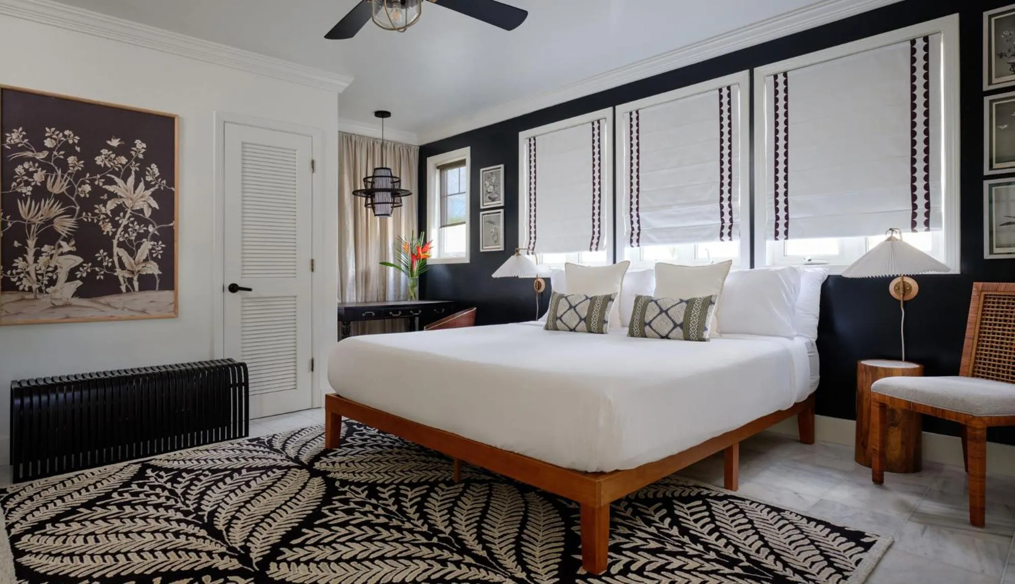 Bed in The Historic Wailuku Inn Maui