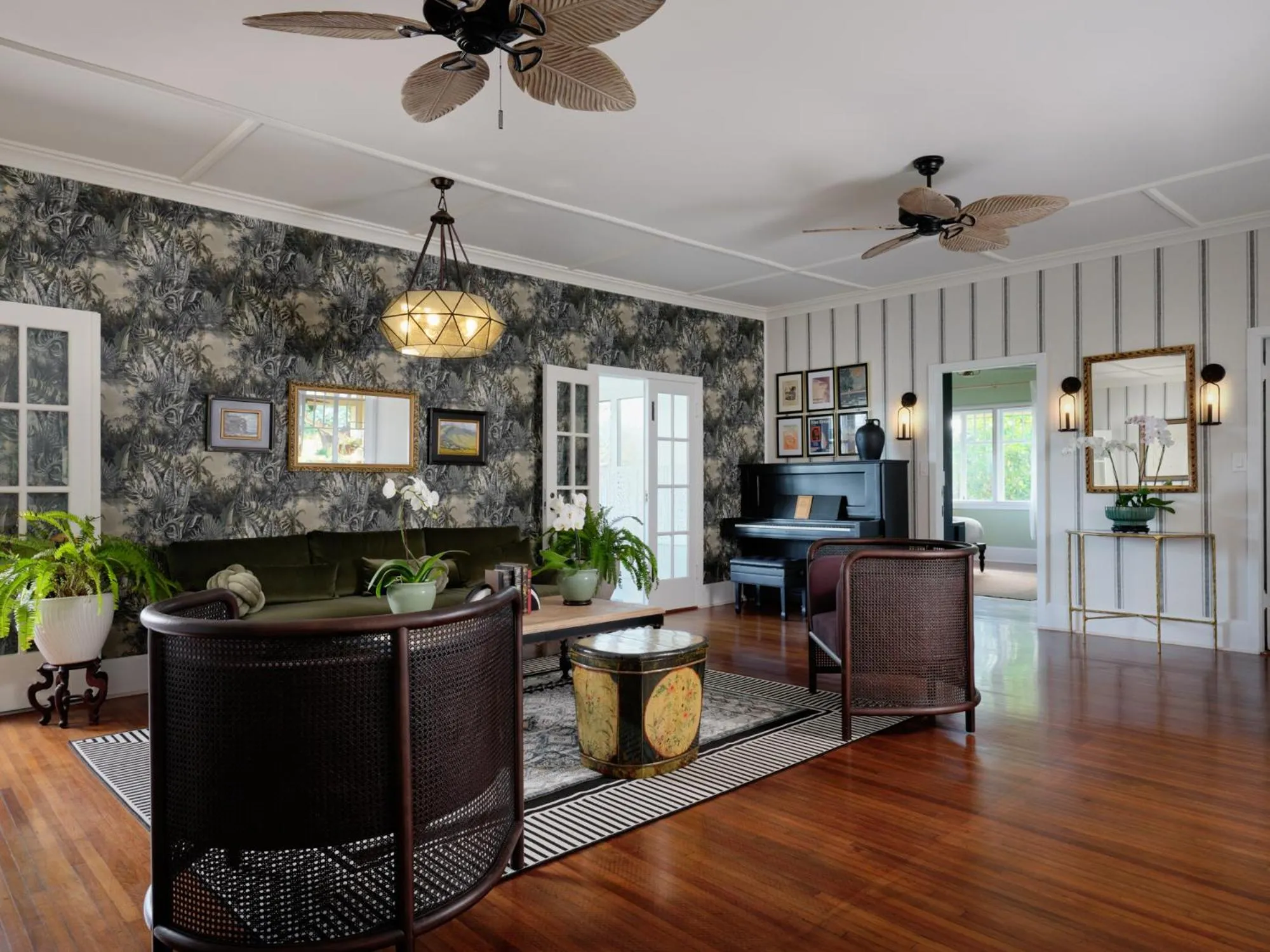 Communal lounge/ TV room in The Historic Wailuku Inn Maui
